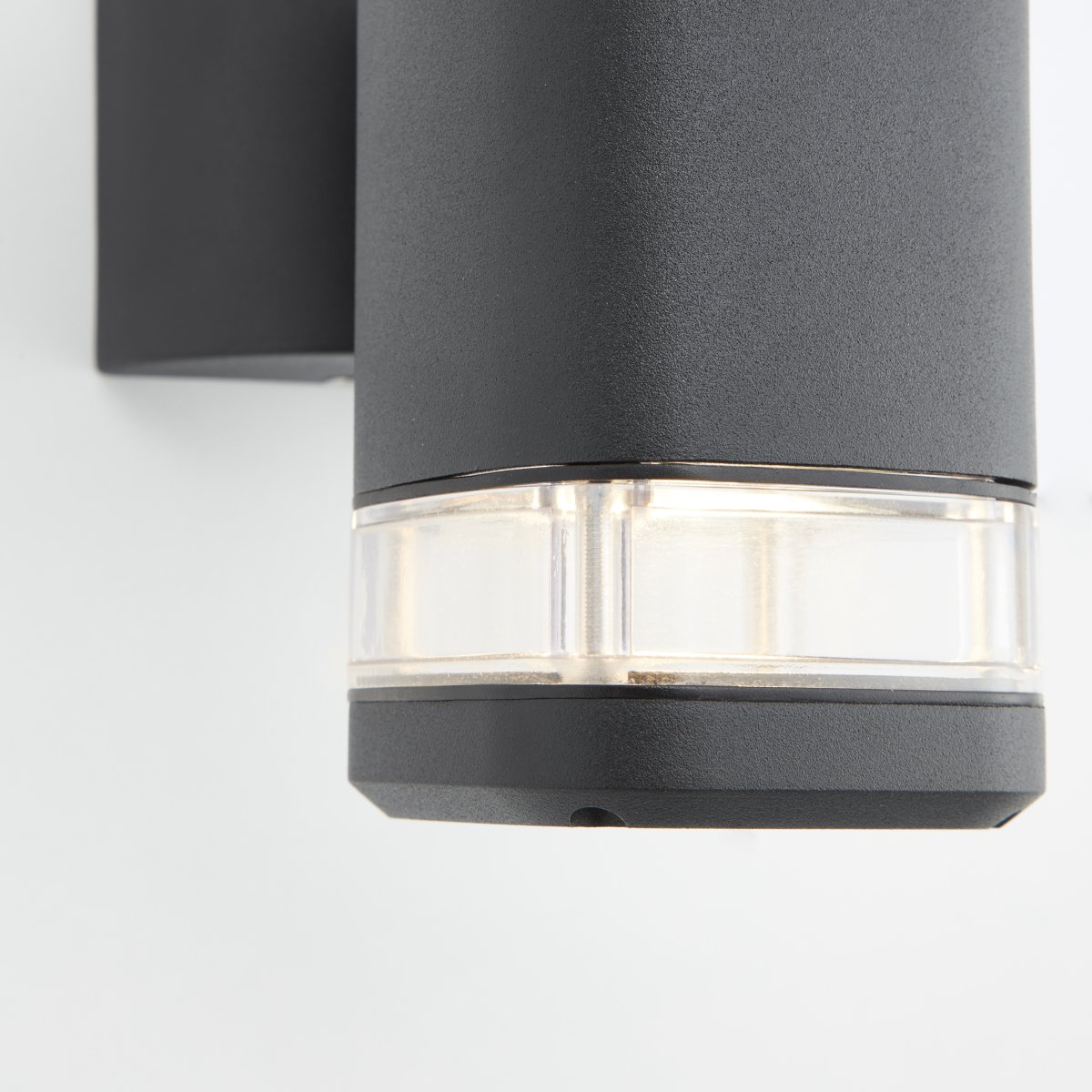 Jandy Svart utendørslampe Fra Brilliant - Jandy utendørs vegglampe gir både praktisk og dekorativ belysning ved inngangen til huset.