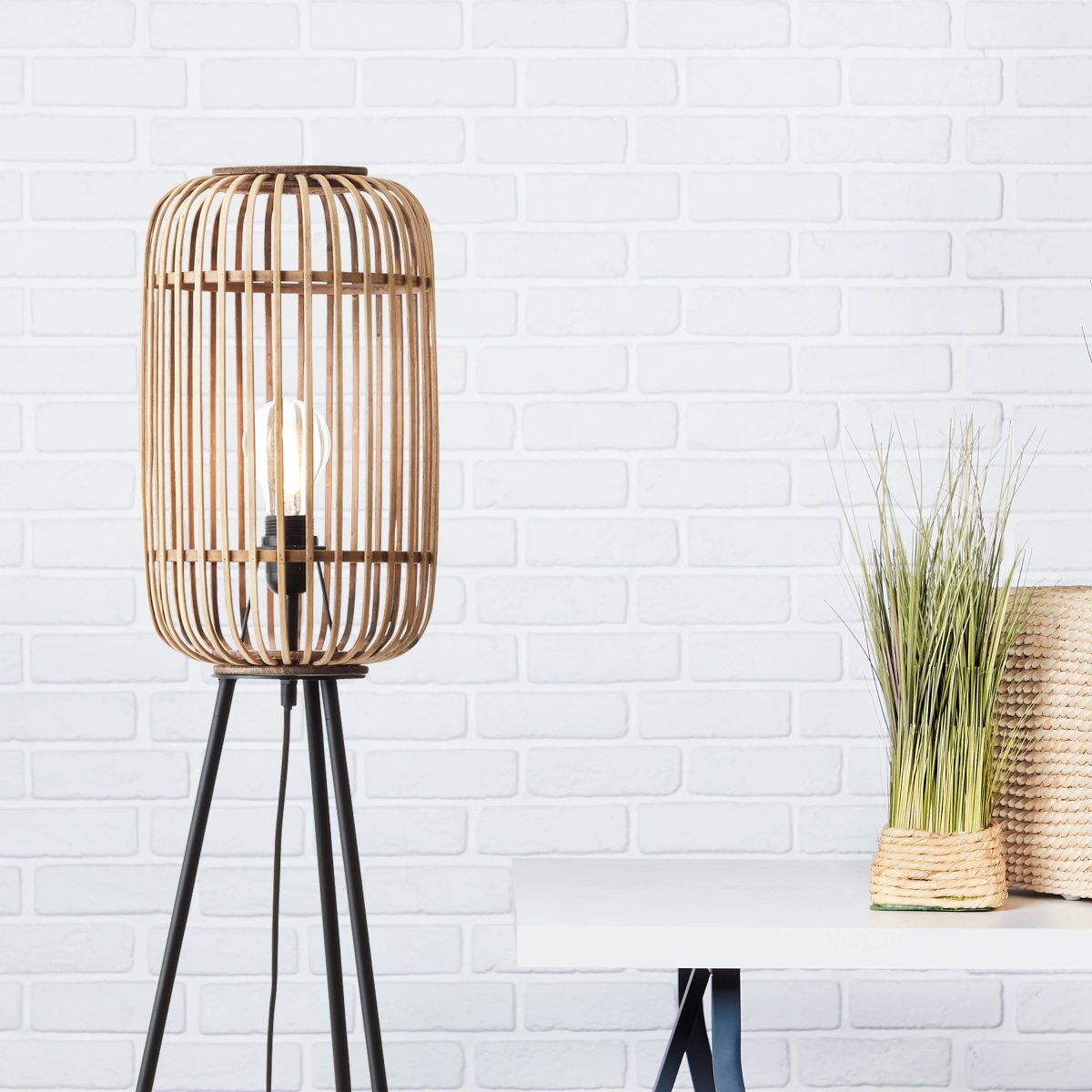 Woodrow Natur gulvlampe Fra Brilliant - Materialet i metall og bambus bidrar til en naturlig følelse og skaper en koselig atmosfære i rommet.