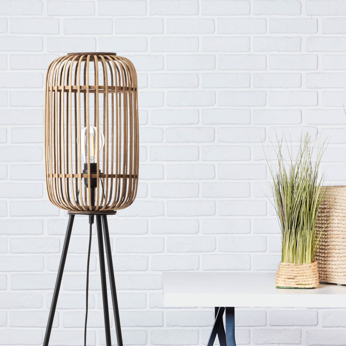 Woodrow Natur gulvlampe Fra Brilliant - Materialet i metall og bambus bidrar til en naturlig følelse og skaper en koselig atmosfære i rommet.