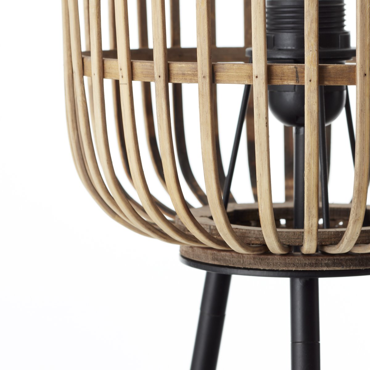 Woodrow Natur gulvlampe Fra Brilliant - Materialet i metall og bambus bidrar til en naturlig følelse og skaper en koselig atmosfære i rommet.