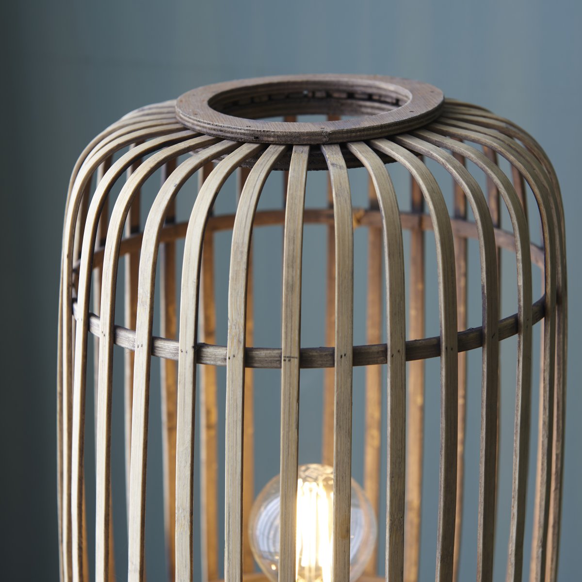 Woodrow Natur gulvlampe Fra Brilliant - Materialet i metall og bambus bidrar til en naturlig følelse og skaper en koselig atmosfære i rommet.