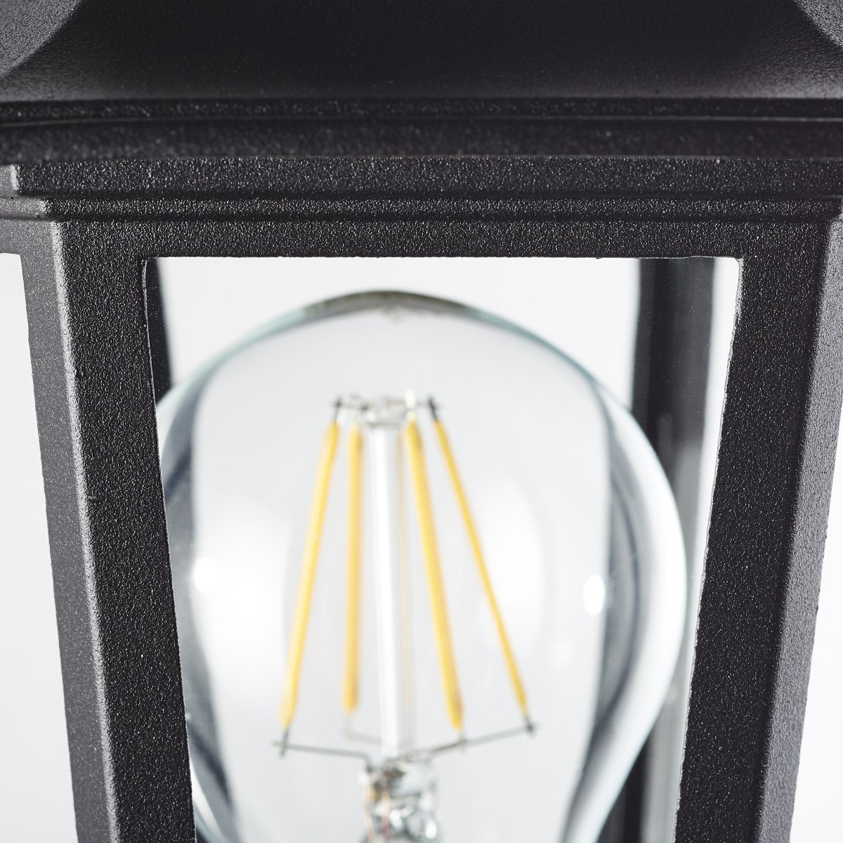 Carleen Svart utendørslampe Fra Brilliant - Med IP44-klassifisering er Carleen sprutsikker og ideell for utend&oslash;rs bruk, selv p&aring;; steder med begrenset v&aelig;rbeskyttelse.