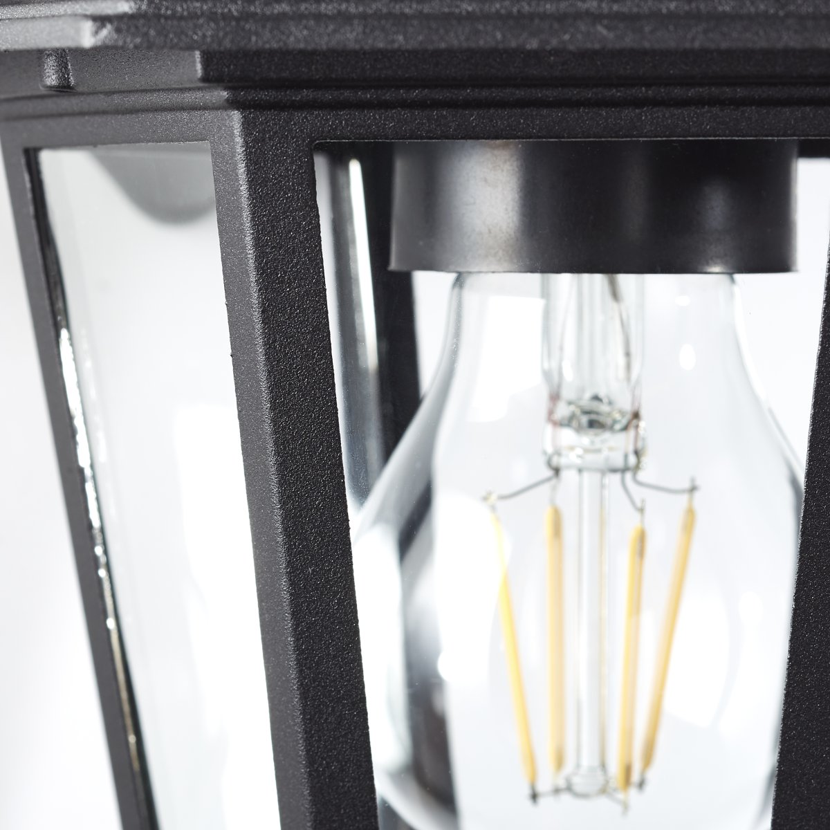 Carleen Svart utendørslampe Fra Brilliant - Med IP44-klassifisering er Carleen sprutsikker og ideell for utend&oslash;rs bruk, selv p&aring;; steder med begrenset v&aelig;rbeskyttelse.