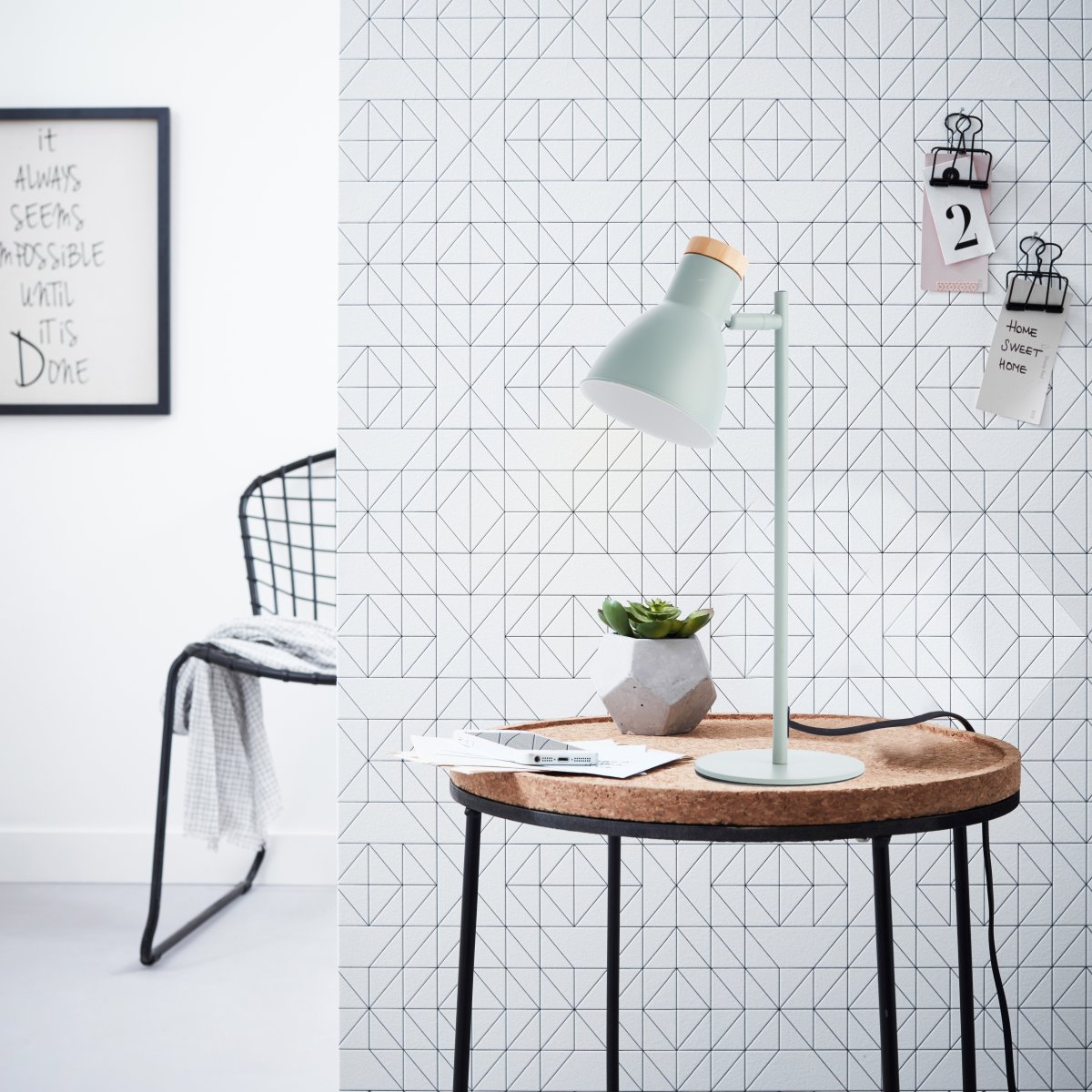Venea 44cm Matt grønn skrivebordslampe Fra Brilliant - Lampens matte grønne farge og innslag av tre; gir en naturlig og lett følelse.