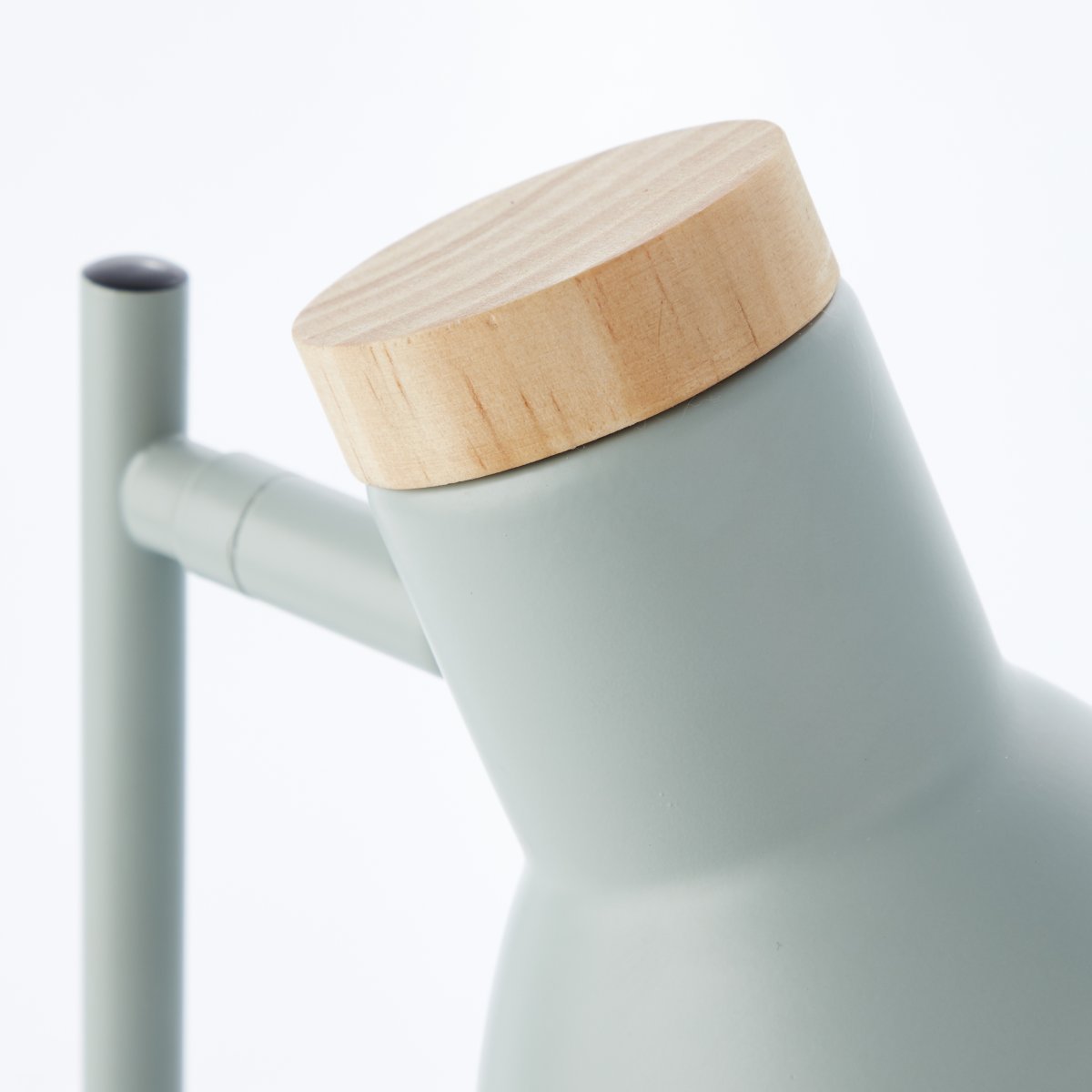 Venea 44cm Matt grønn skrivebordslampe Fra Brilliant - Lampens matte grønne farge og innslag av tre; gir en naturlig og lett følelse.