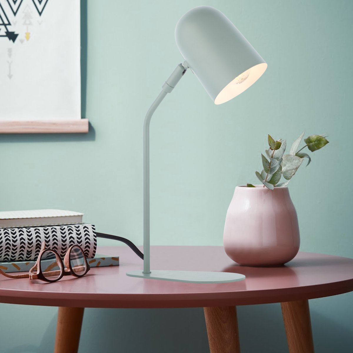 Tong 38cm Matt grønn skrivebordslampe Fra Brilliant - Tong bordlampe gir et behagelig lys for arbeid, lesing eller som dekorativ belysning i ethvert rom.