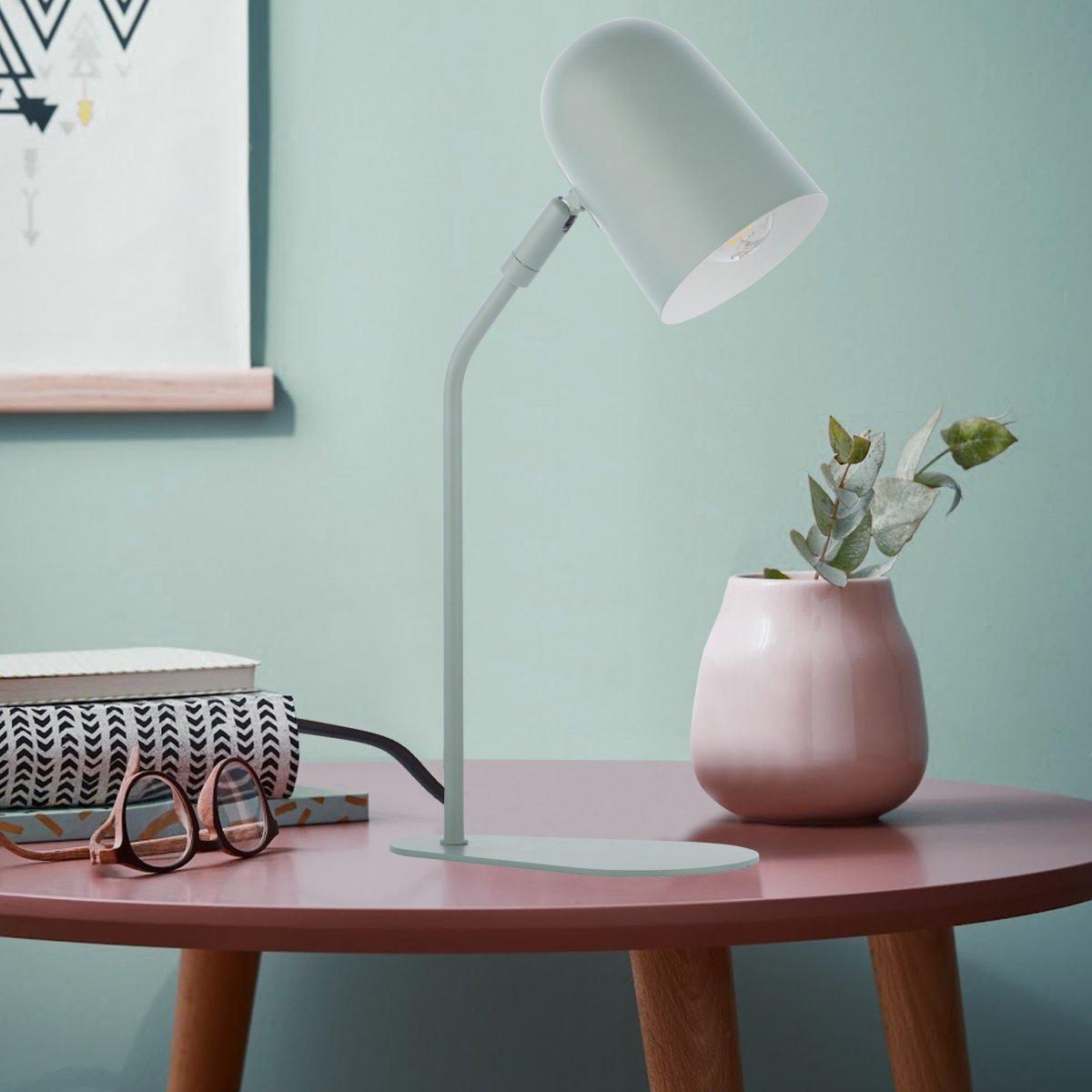 Tong 38cm Matt grønn skrivebordslampe Fra Brilliant - Tong bordlampe gir et behagelig lys for arbeid, lesing eller som dekorativ belysning i ethvert rom.