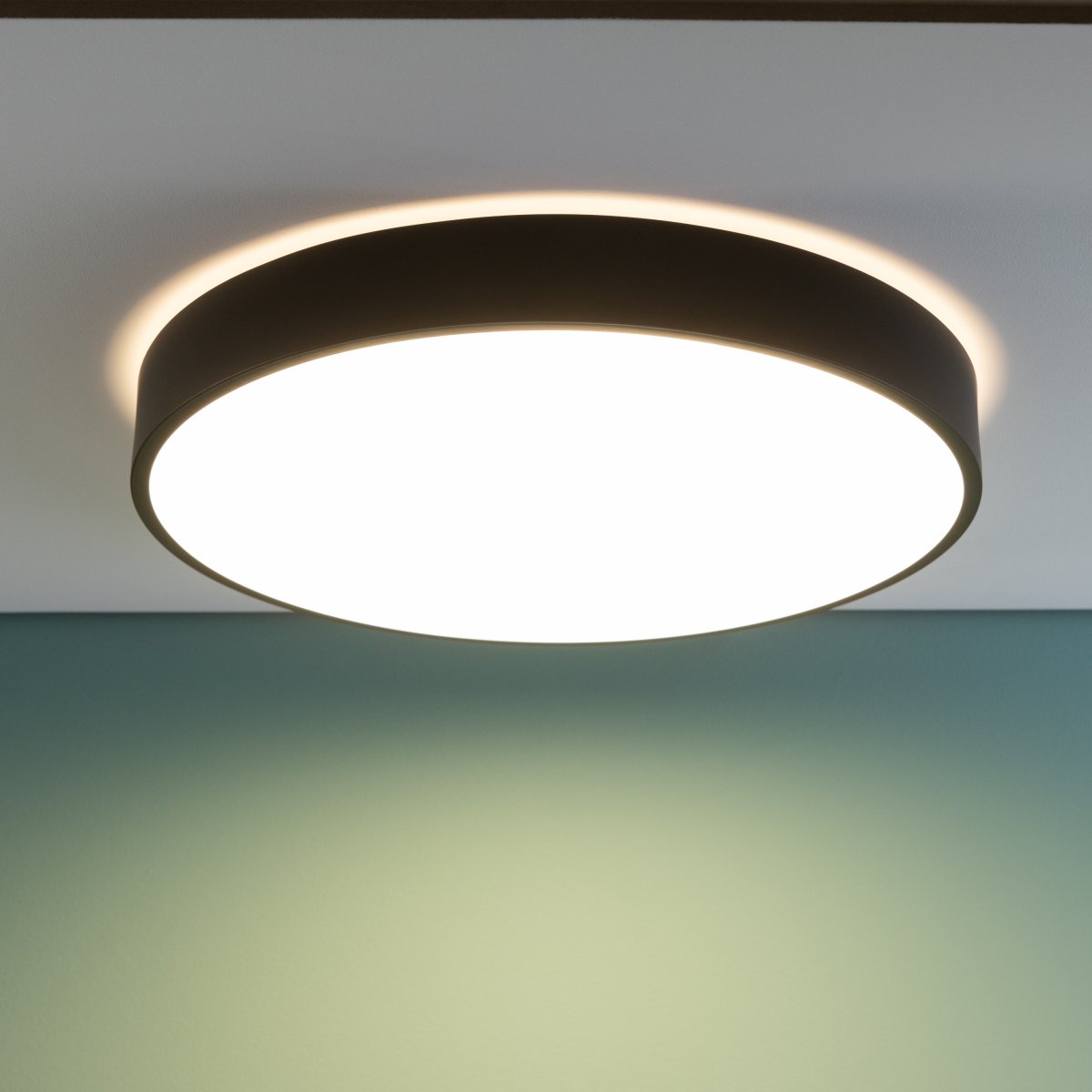 Slimline Ø50 Svart plafond Fra Brilliant - Lampen har ogs&aring; nattlysfunksjon og timer, som gj&oslash;r den praktisk i rom hvor det er behov for orienteringslys om natten.
