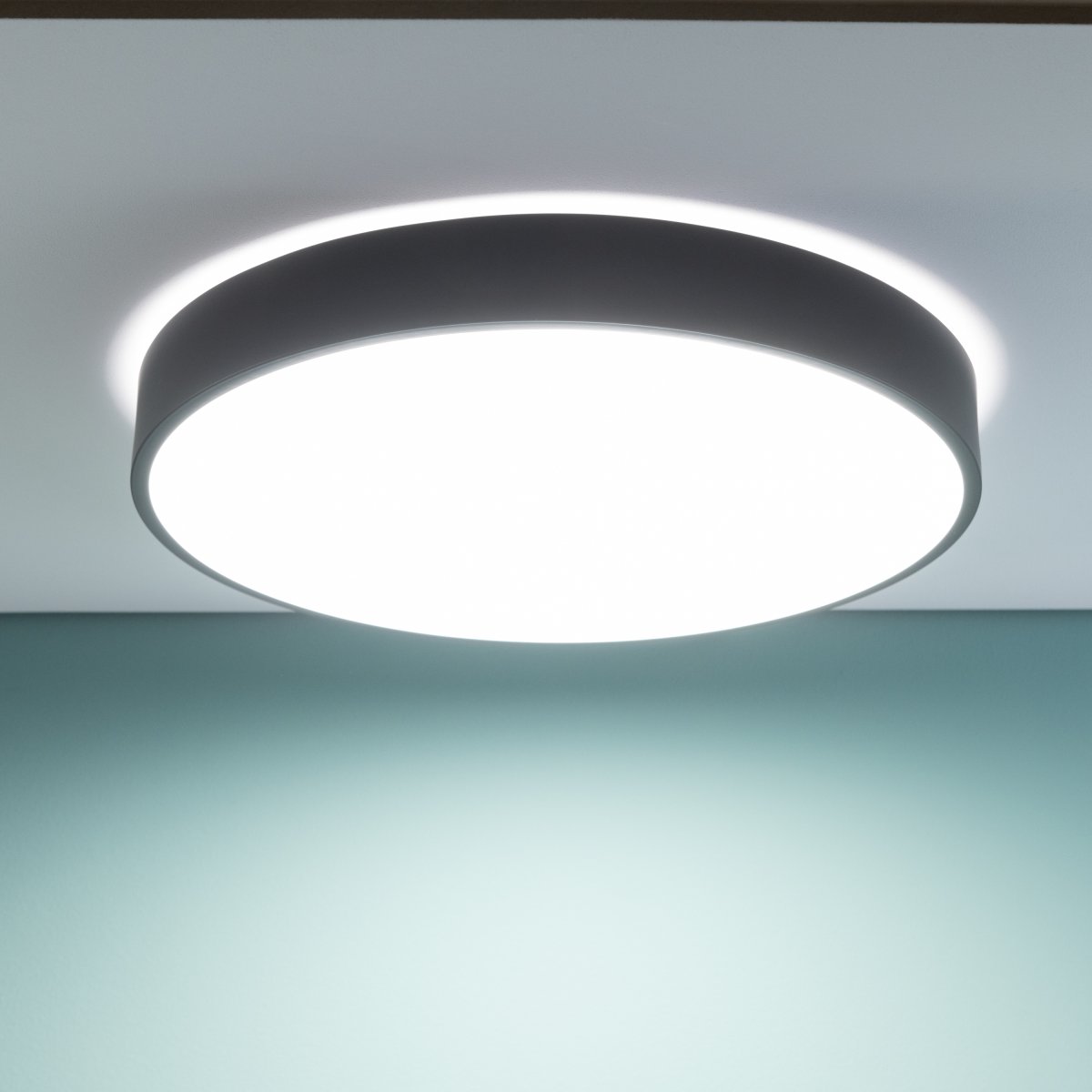 Slimline Ø50 Svart plafond Fra Brilliant - Lampen har ogs&aring; nattlysfunksjon og timer, som gj&oslash;r den praktisk i rom hvor det er behov for orienteringslys om natten.