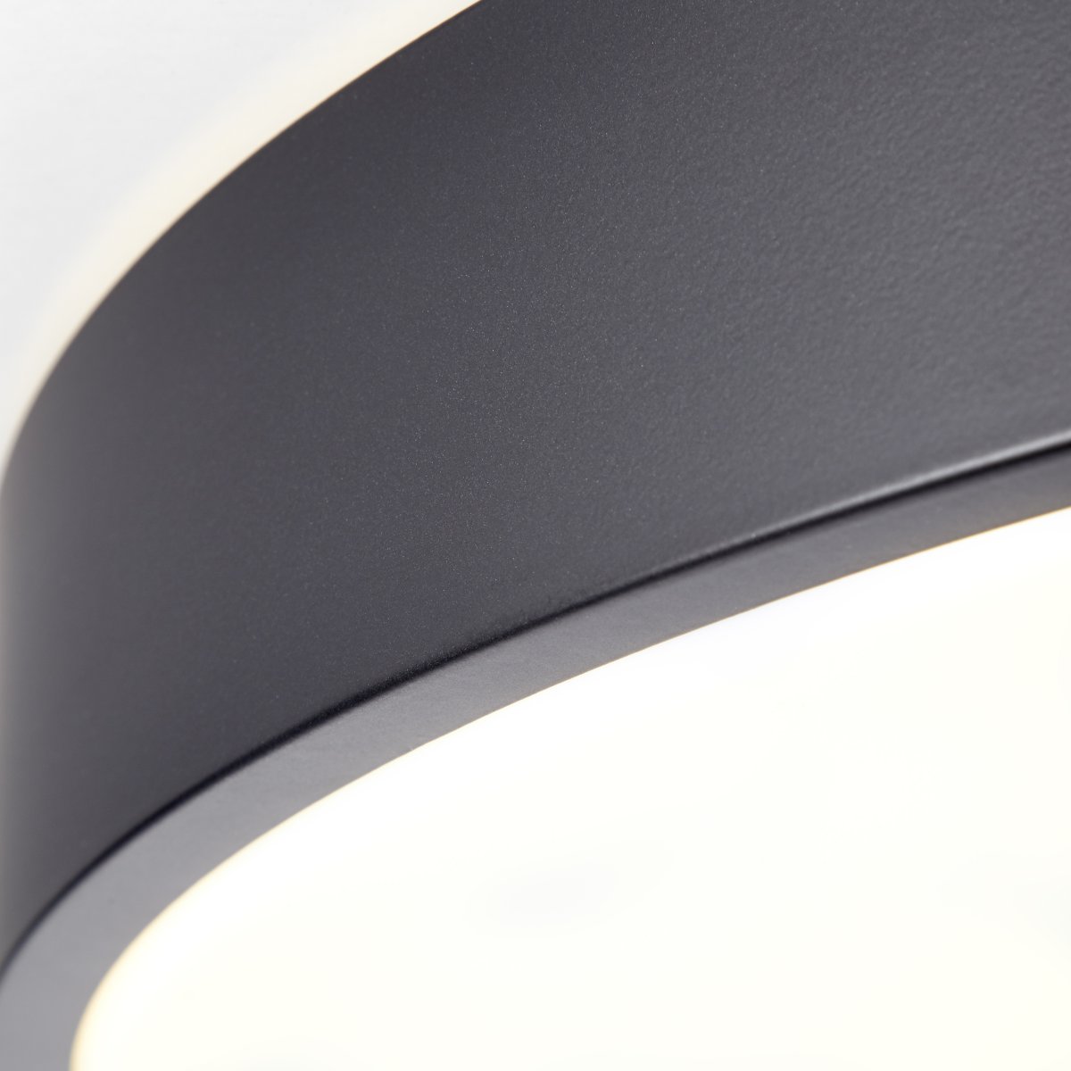 Slimline Ø50 Svart plafond Fra Brilliant - Lampen har ogs&aring; nattlysfunksjon og timer, som gj&oslash;r den praktisk i rom hvor det er behov for orienteringslys om natten.