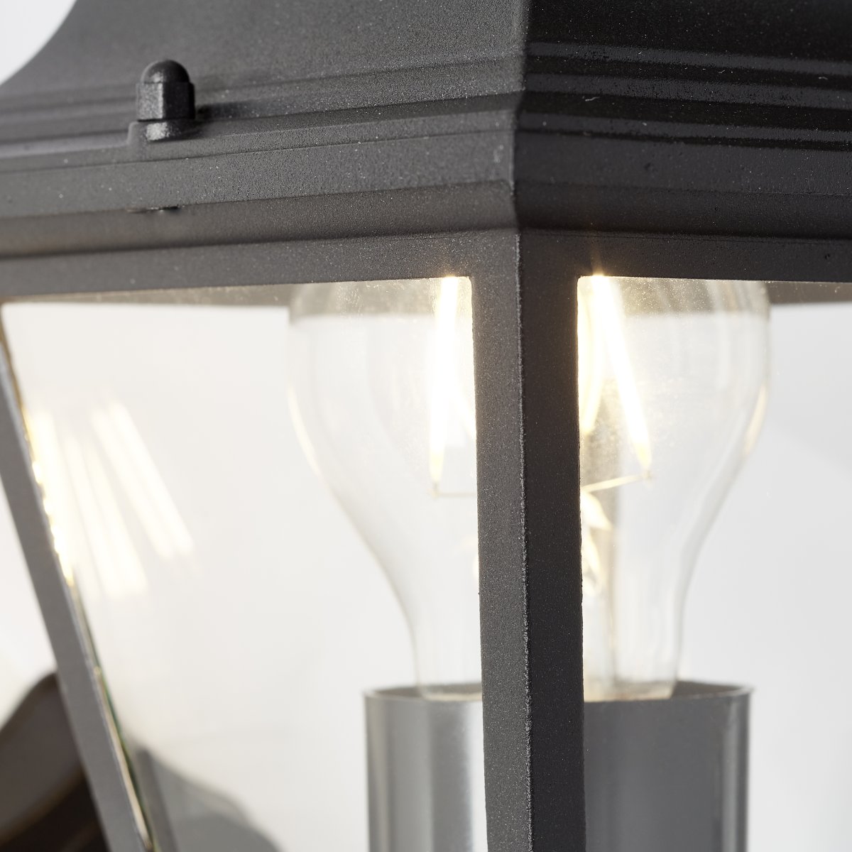 Nissie Svart utendørslampe Fra Brilliant - Denne elegante utendørs vegglampen gir praktisk belysning og fungerer som en dekorativ detalj ved inngangsdøren din.