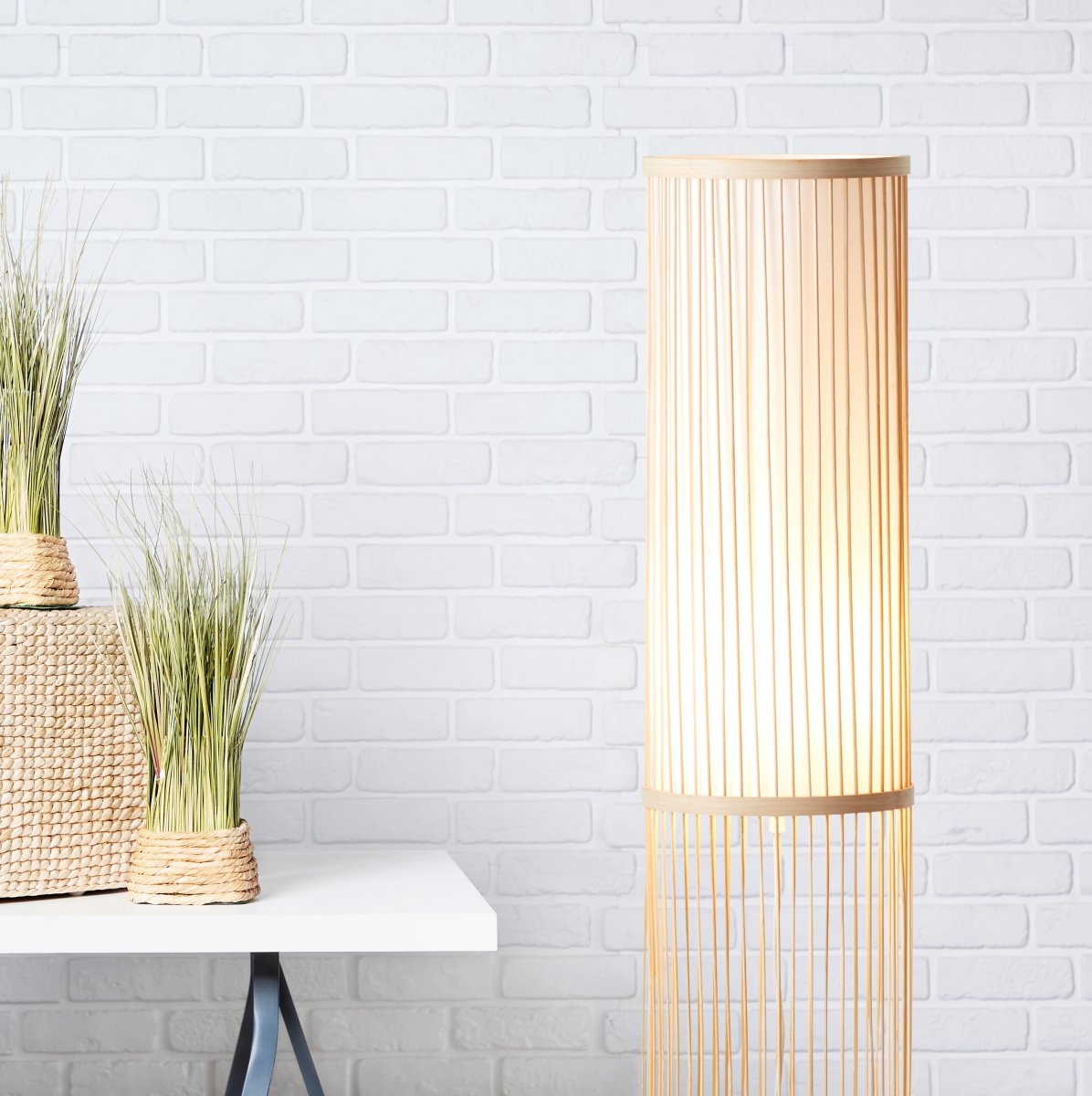 Nori Natur gulvlampe Fra Brilliant - Lampen har en gulvbryter på ledningen for enkel til- og frakobling og en 3 meter lang kabel.