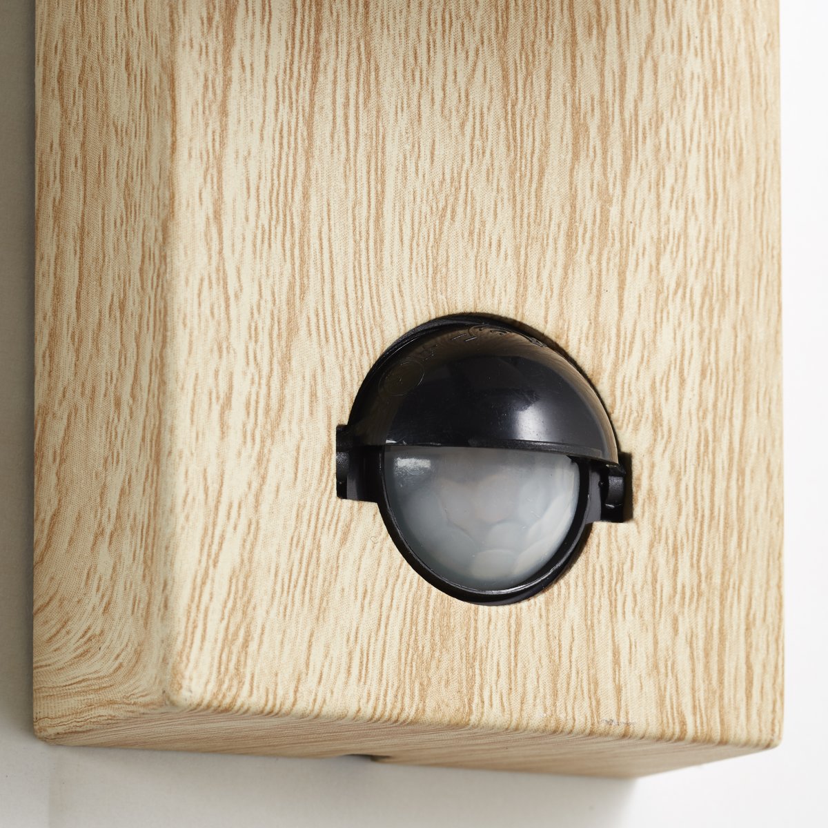 Galeni Natur utendørslampe Fra Brilliant - Den har en justerbar spotlight og en innebygd bevegelsessensor som kan justeres i følsomhet, lys og tid, noe som gjør den både funksjonell og praktisk.