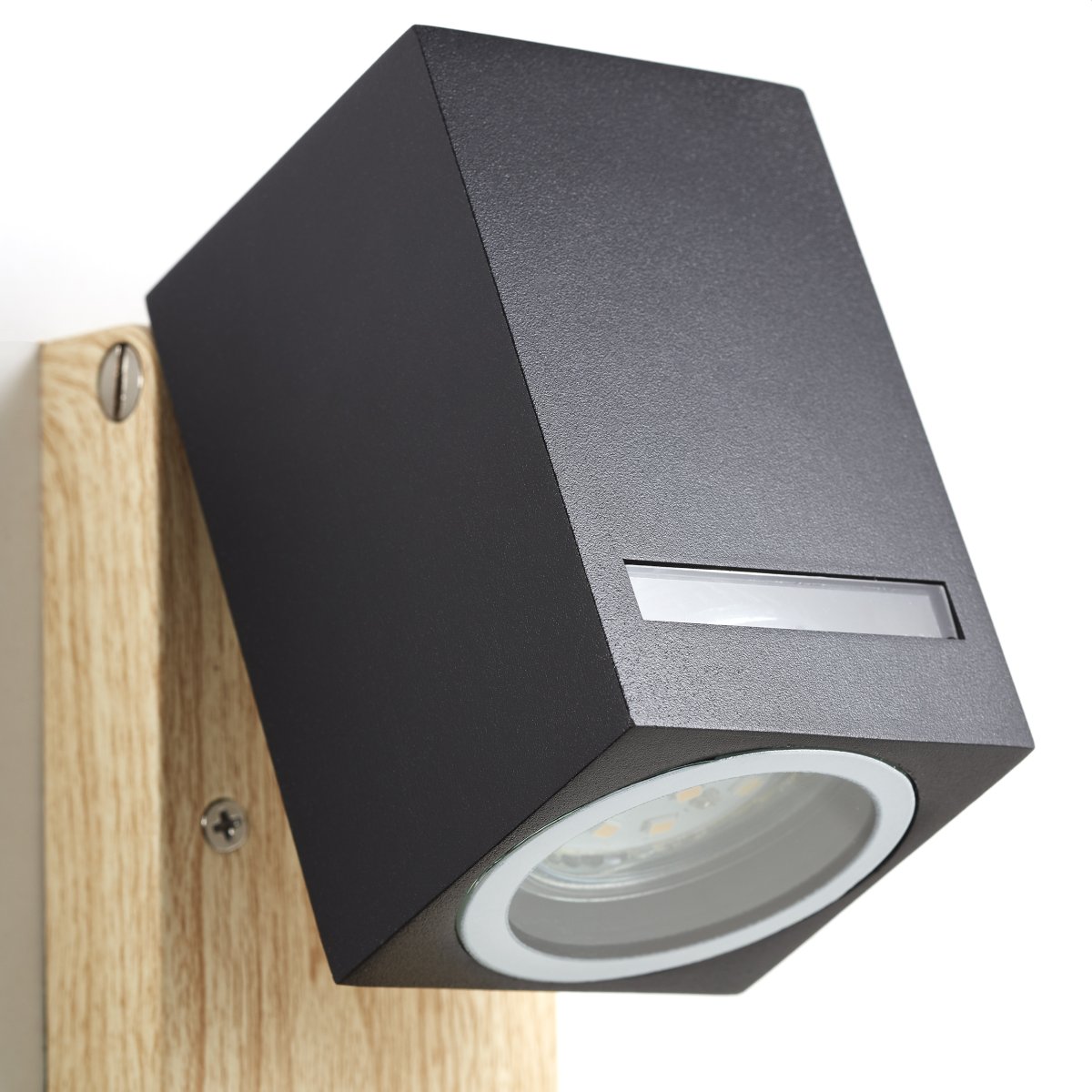 Galeni Natur utendørslampe Fra Brilliant - Den har en justerbar spotlight og en innebygd bevegelsessensor som kan justeres i følsomhet, lys og tid, noe som gjør den både funksjonell og praktisk.