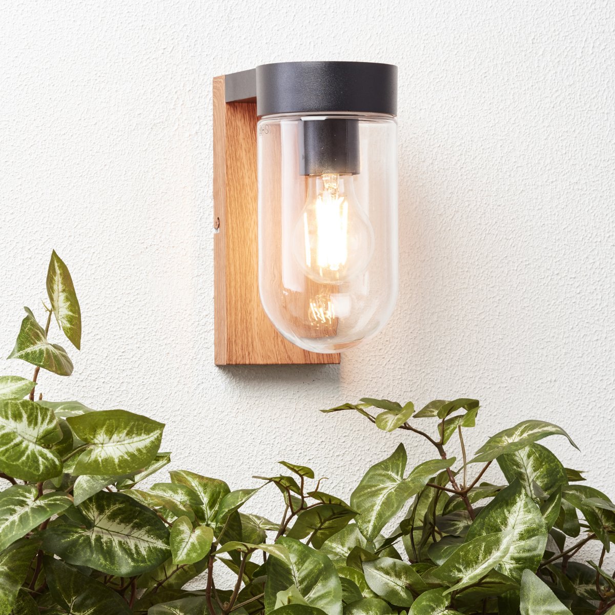 Cabar Mørkt tre utendørslampe Fra Brilliant - Cabar er en utendørs vegglampe som gir perfekt belysning ved inngangs- eller terrassedør, noe som øker sikkerheten i mørket.