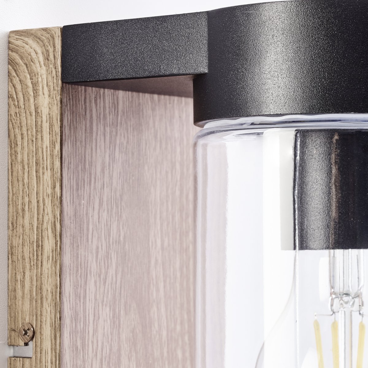 Cabar Mørkt tre utendørslampe Fra Brilliant - Cabar er en utendørs vegglampe som gir perfekt belysning ved inngangs- eller terrassedør, noe som øker sikkerheten i mørket.