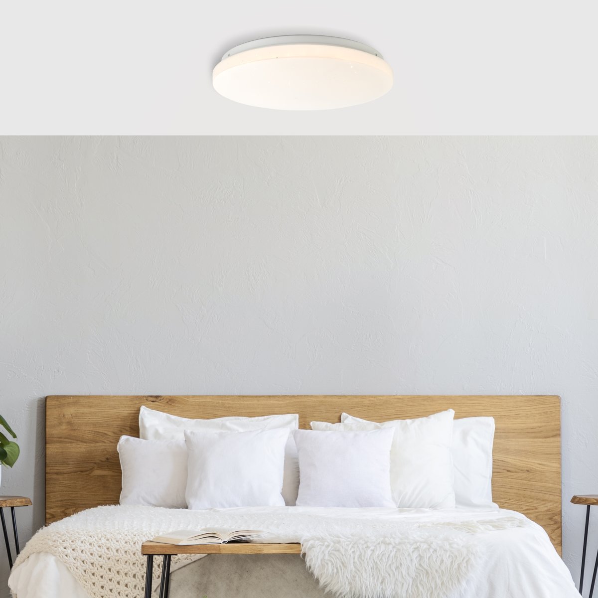 Farica Starry Ø30 Varm hvit plafond Fra Brilliant - Lampen har en stjernehimmeleffekt der flekker; Gjennomsiktige prikker p&aring; skjermen ligner skinnende stjerner, noe som gj&oslash;r den ideell for soverom og barnerom.