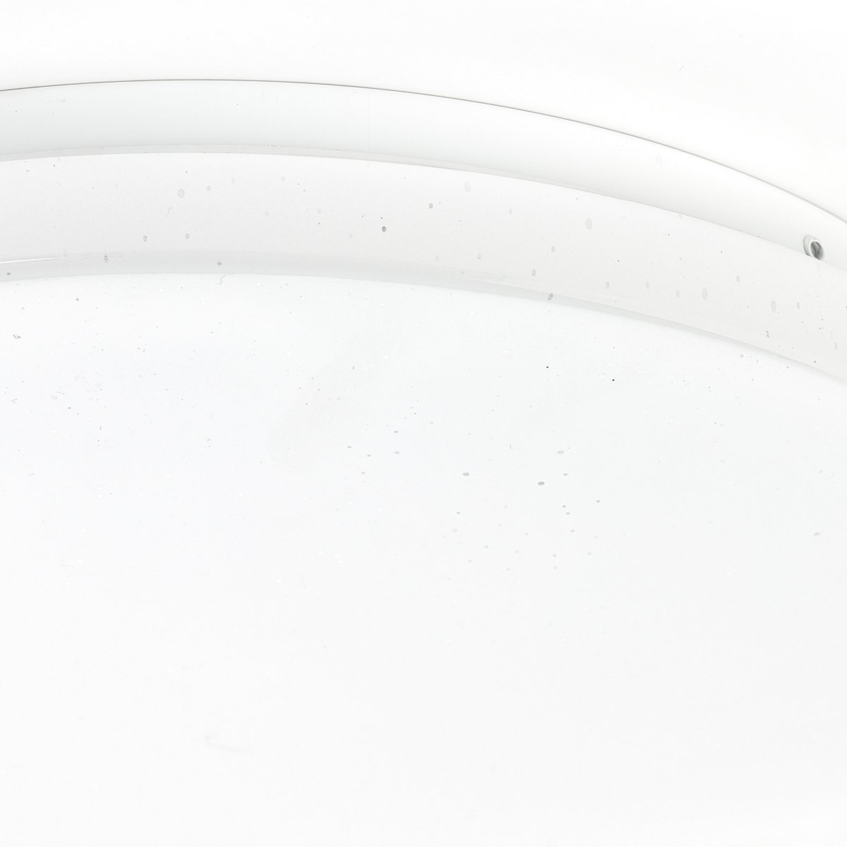 Farica Starry Ø30 Varm hvit plafond Fra Brilliant - Lampen har en stjernehimmeleffekt der flekker; Gjennomsiktige prikker p&aring; skjermen ligner skinnende stjerner, noe som gj&oslash;r den ideell for soverom og barnerom.