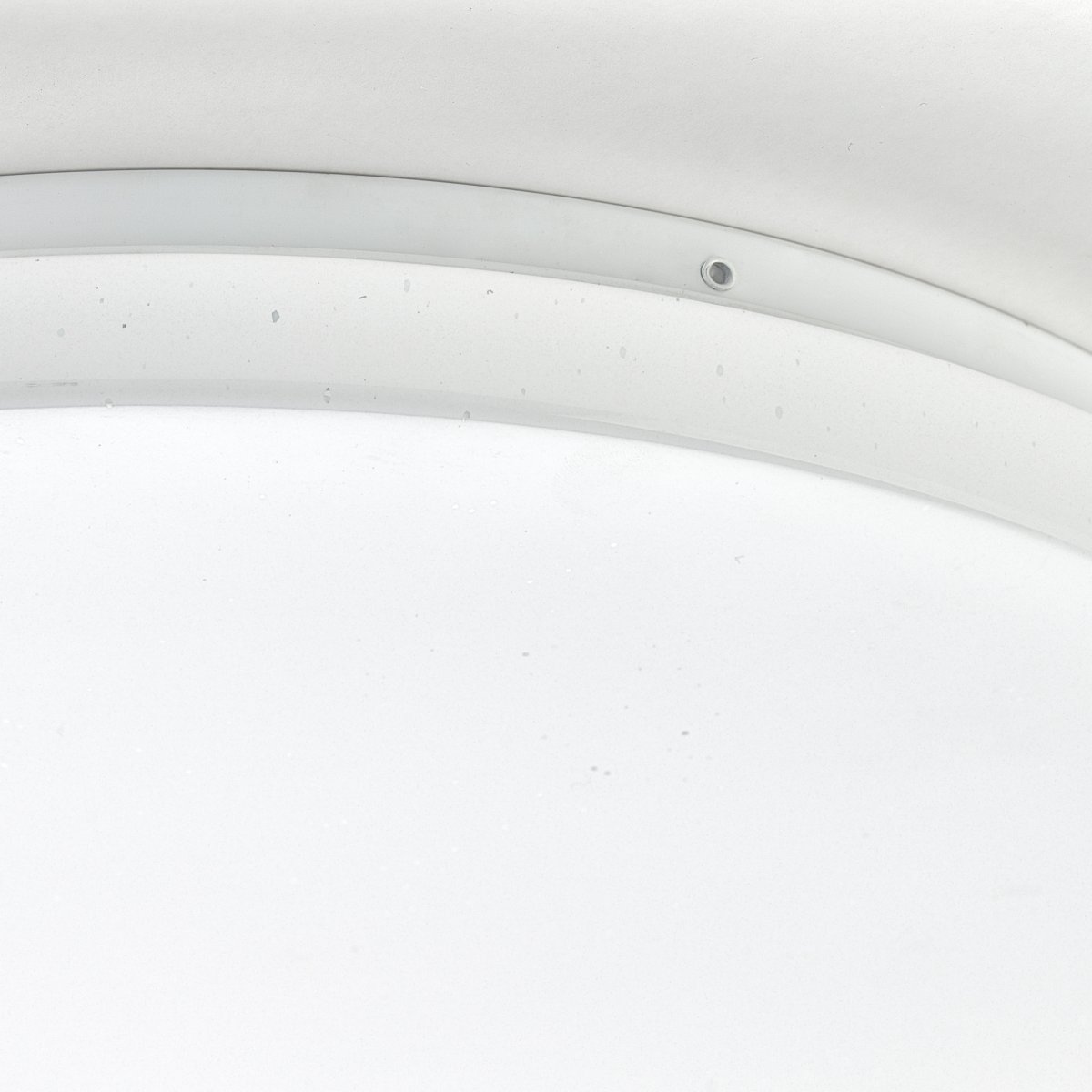 Farica Starry Ø34 Varm hvit plafond Fra Brilliant - Lampen har en stjernehimmeleffekt der flekker; Gjennomsiktige prikker p&aring; skjermen ligner skinnende stjerner, noe som gj&oslash;r den ideell for soverom og barnerom.