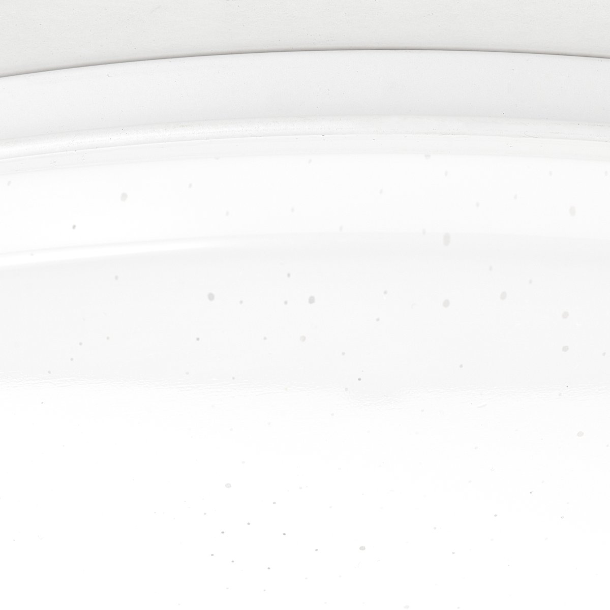 Farica Starry Ø50 Varm hvit plafond Fra Brilliant - Lampen har en stjernehimmeleffekt der flekker; Gjennomsiktige prikker p&aring; skjermen ligner skinnende stjerner, noe som gj&oslash;r den ideell for soverom og barnerom.