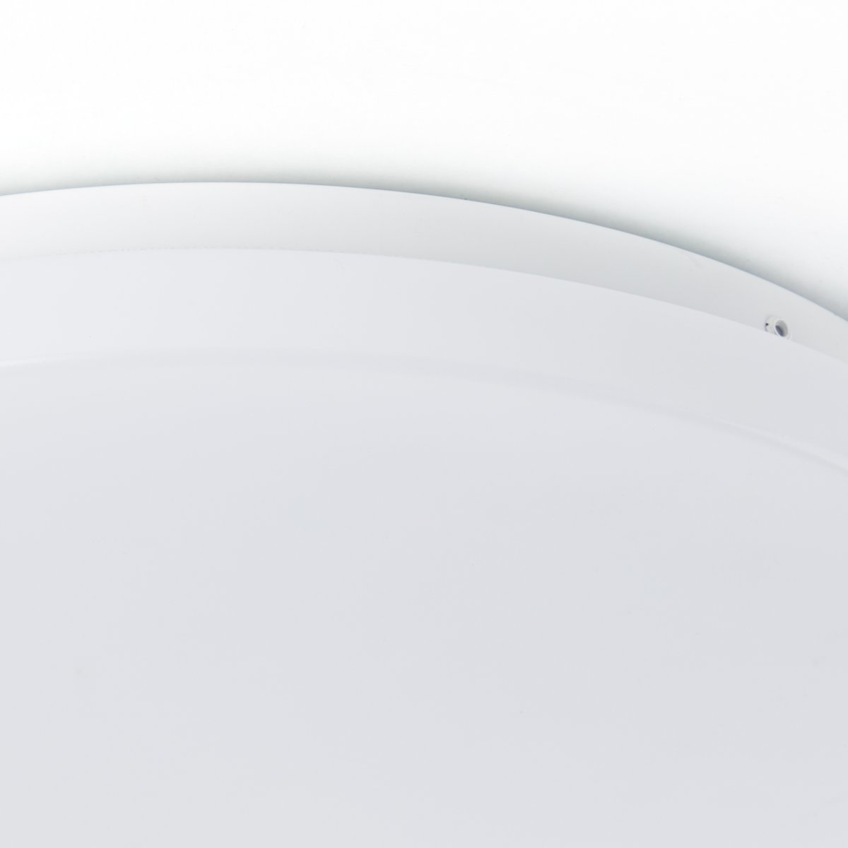 Farica Ø30 Varm hvit plafond Fra Brilliant - Tak- og vegglampen Farica har et stilig og funksjonelt design som passer b&aring;de private og kommersielle rom.