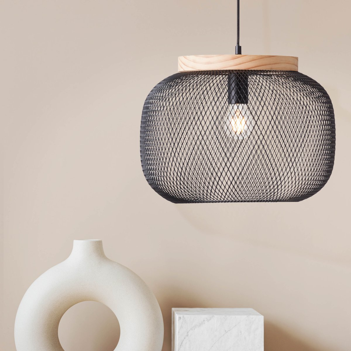Giada Ø40 Svart Taklampe Fra Brilliant - Den lyse fargeskalaen og det naturlige innslaget av tre; gir en f&oslash;lelse av letthet og harmoni.