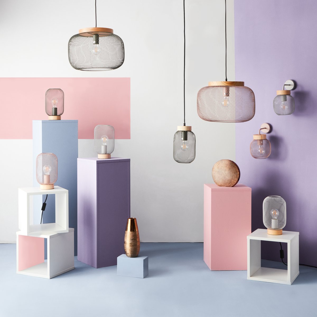 Giada Ø40 Svart Taklampe Fra Brilliant - Den lyse fargeskalaen og det naturlige innslaget av tre; gir en f&oslash;lelse av letthet og harmoni.