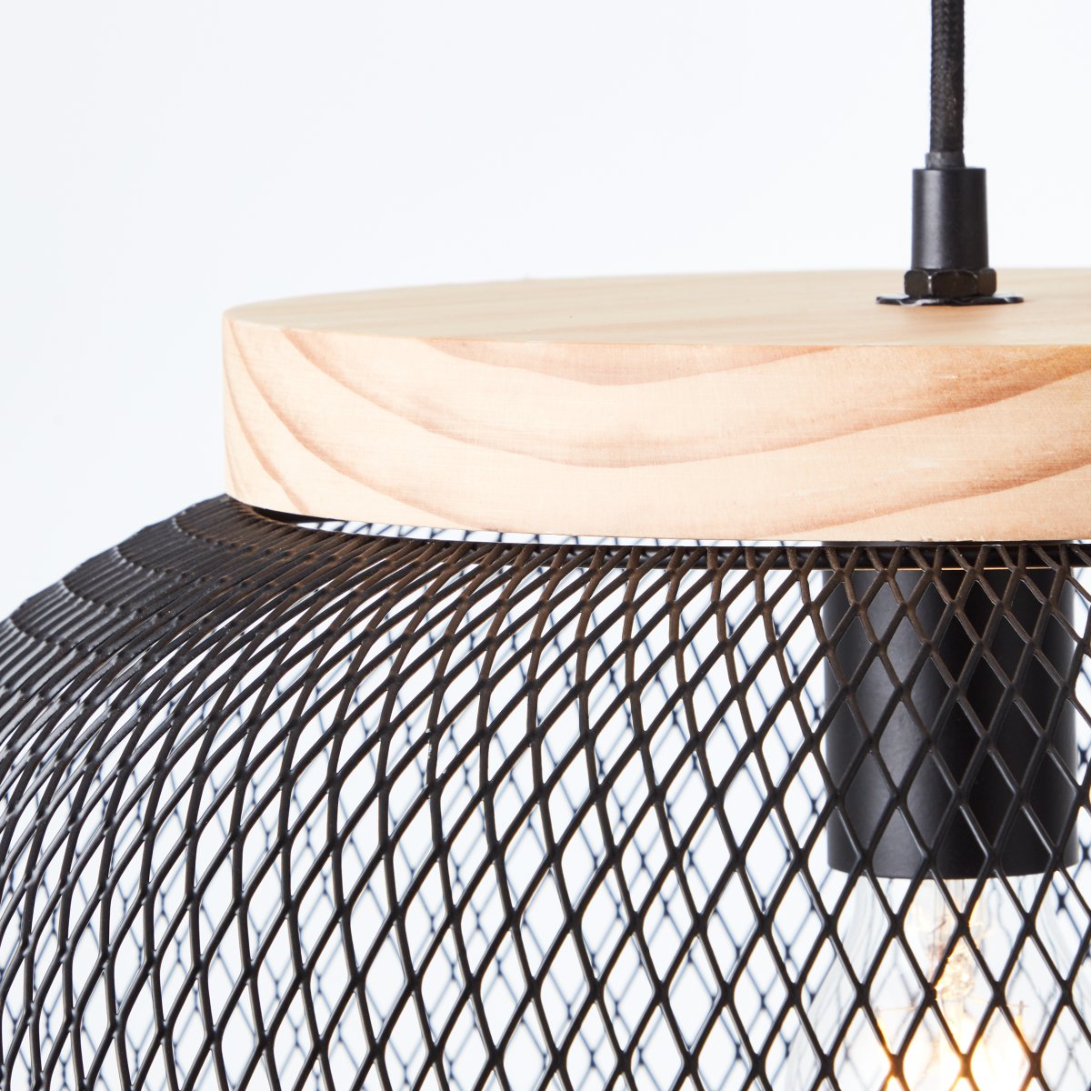 Giada Ø40 Svart Taklampe Fra Brilliant - Den lyse fargeskalaen og det naturlige innslaget av tre; gir en f&oslash;lelse av letthet og harmoni.