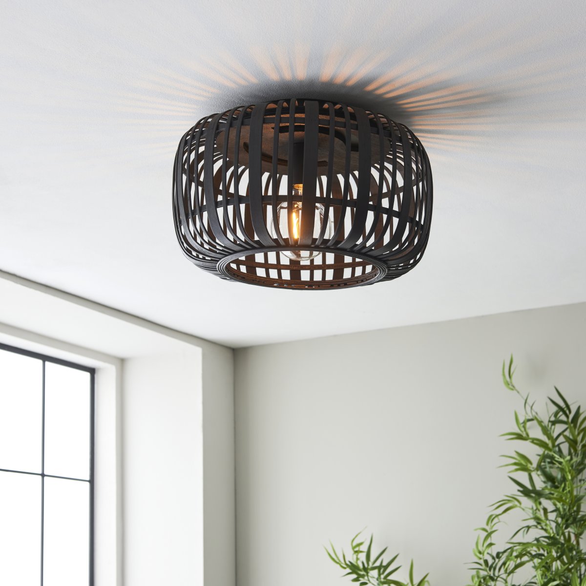 Woodrow Ø40 Mørkt tre plafond Fra Brilliant - Lampen gir et varmt og behagelig lys og skaper en behagelig følelse i rommet.