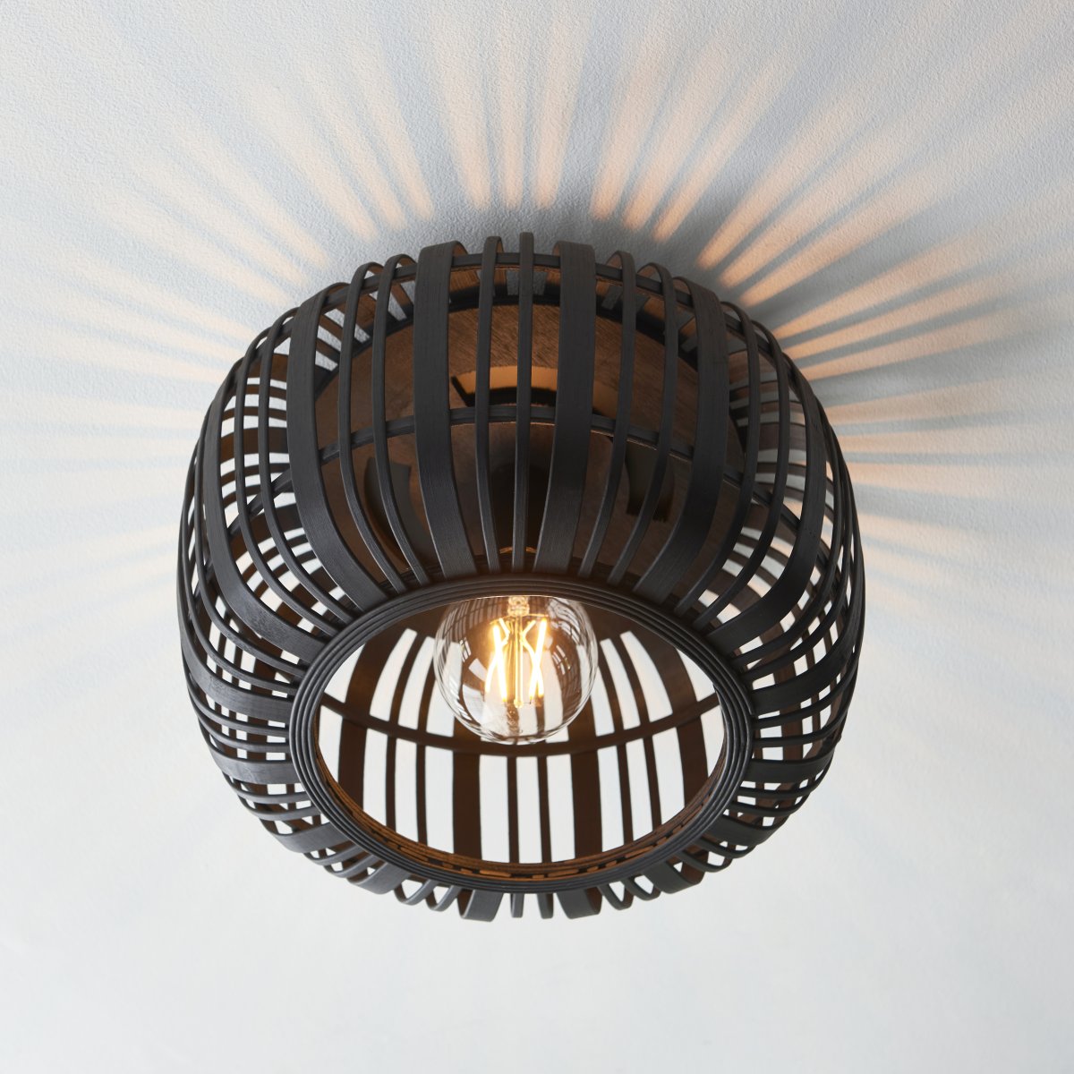Woodrow Ø40 Mørkt tre plafond Fra Brilliant - Lampen gir et varmt og behagelig lys og skaper en behagelig følelse i rommet.