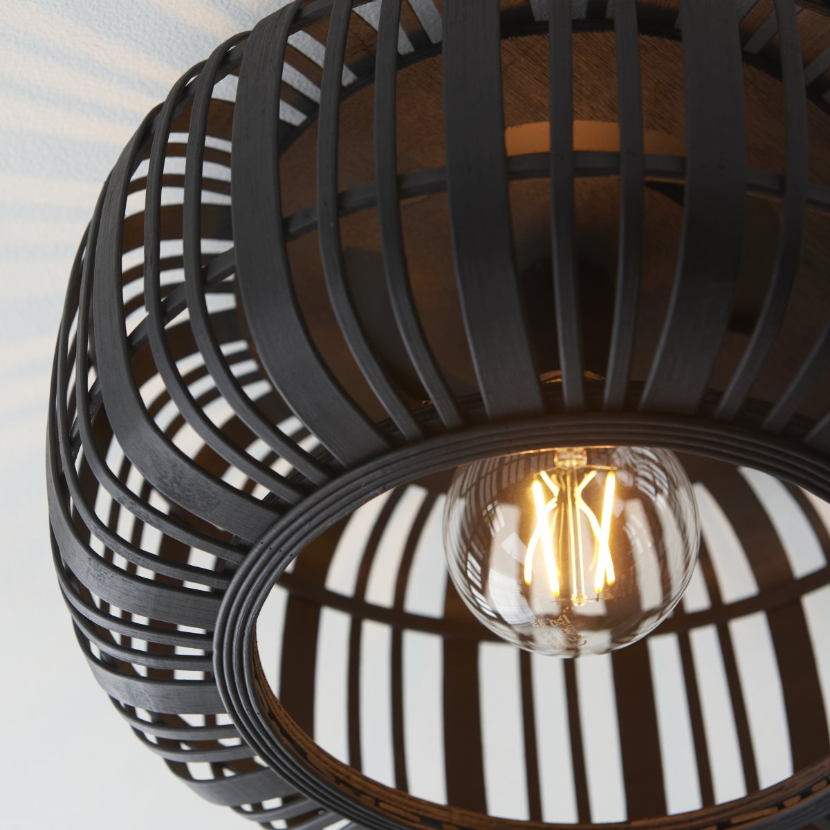 Woodrow Ø40 Mørkt tre plafond Fra Brilliant - Lampen gir et varmt og behagelig lys og skaper en behagelig følelse i rommet.
