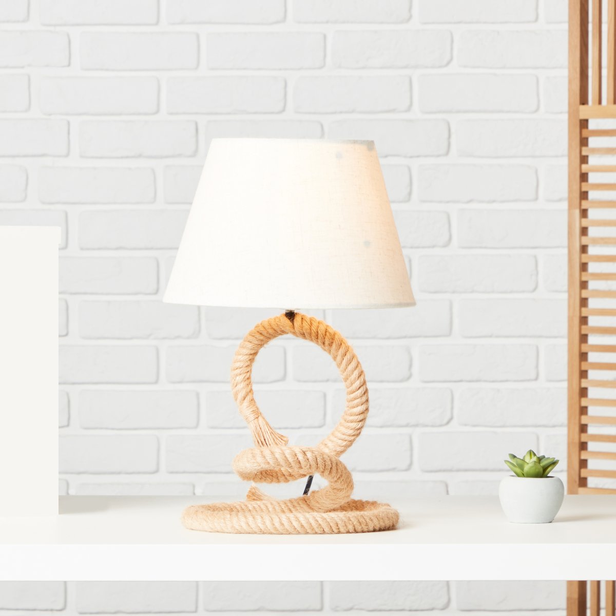 Sailor 40cm Natur bordlampe Fra Brilliant - Sailor bordlampe er en dekorativ lampe som passer perfekt på nattbordet eller som stemningsbelysning i stuen.