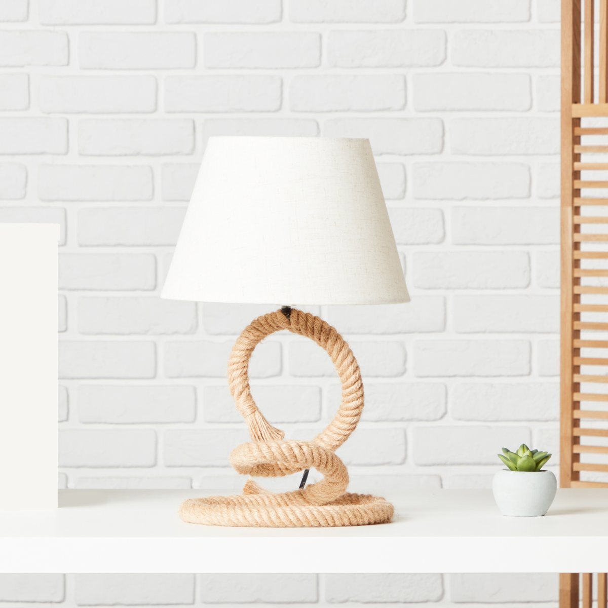 Sailor 40cm Natur bordlampe Fra Brilliant - Sailor bordlampe er en dekorativ lampe som passer perfekt på nattbordet eller som stemningsbelysning i stuen.