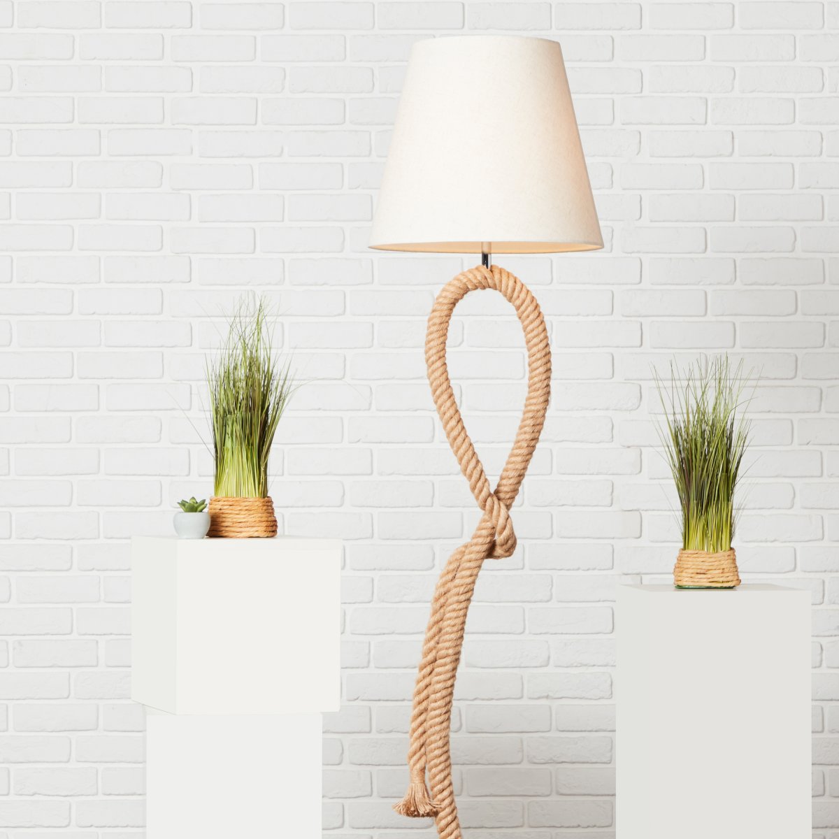 Sailor Natur gulvlampe Fra Brilliant - Sailor gulvlampe skaper en varm og innbydende atmosfære i stuer, soverom eller spisestuer med sin stilige og naturlige design.