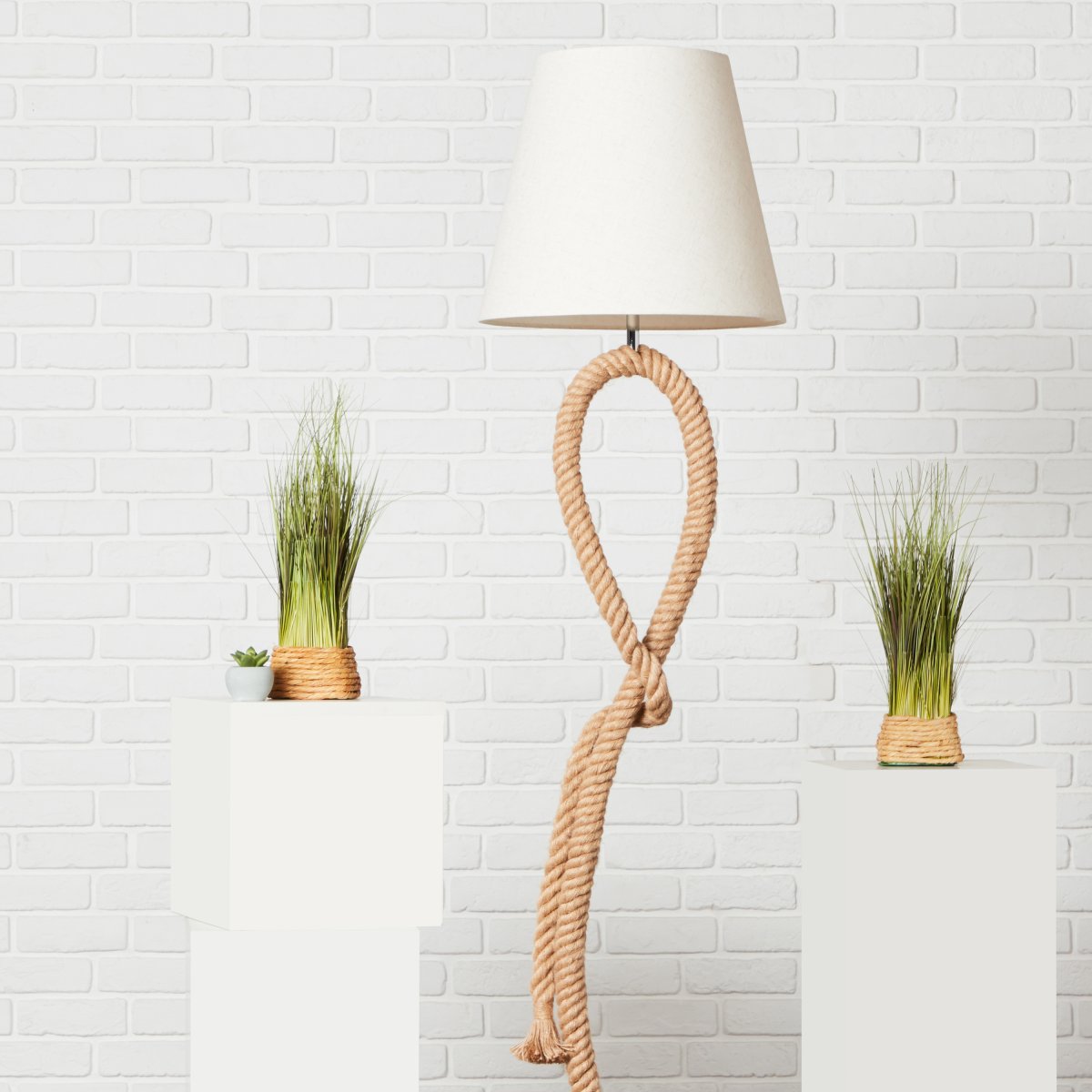 Sailor Natur gulvlampe Fra Brilliant - Sailor gulvlampe skaper en varm og innbydende atmosfære i stuer, soverom eller spisestuer med sin stilige og naturlige design.