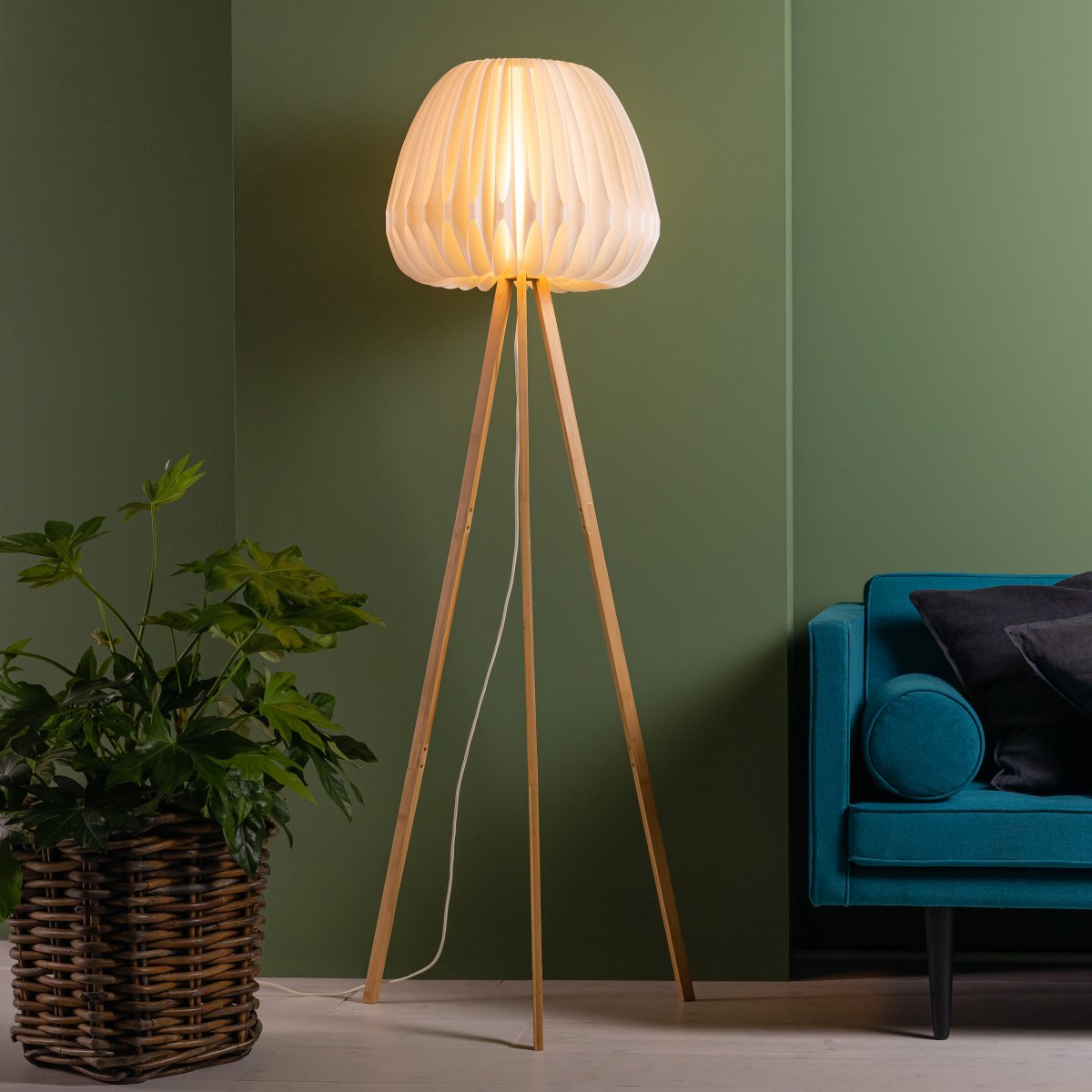 Inna Lyst tre gulvlampe Fra Brilliant - Inna gulvlampe er en moderne interiørdetalj med stilig design i bambus og hvit plast.
