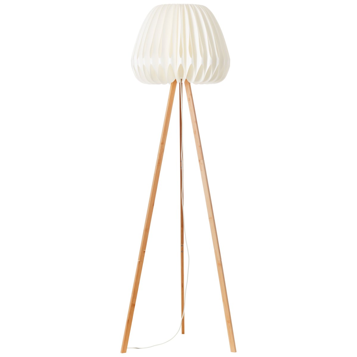 Inna Lyst tre gulvlampe Fra Brilliant - Inna gulvlampe er en moderne interiørdetalj med stilig design i bambus og hvit plast.