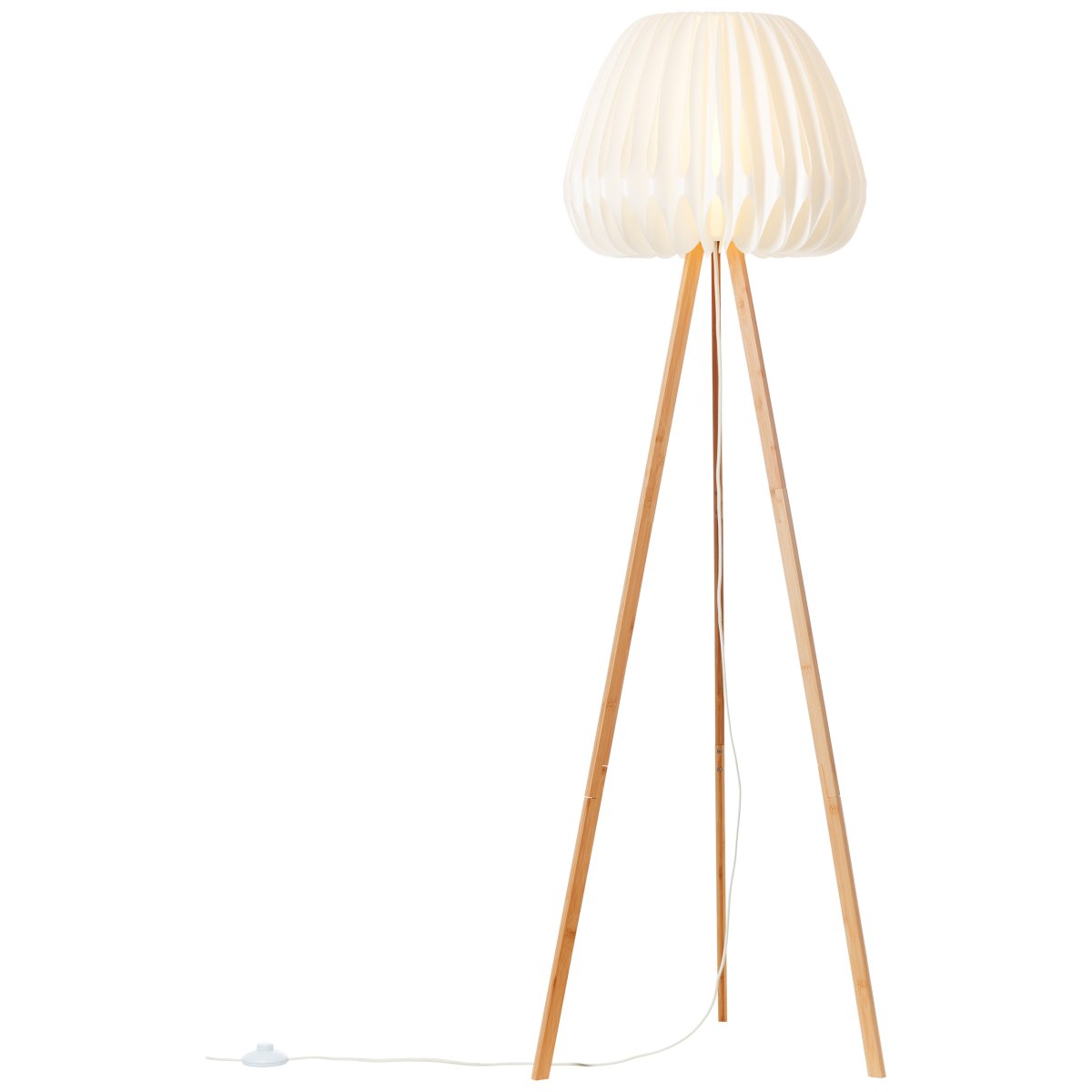 Inna Lyst tre gulvlampe Fra Brilliant - Inna gulvlampe er en moderne interiørdetalj med stilig design i bambus og hvit plast.
