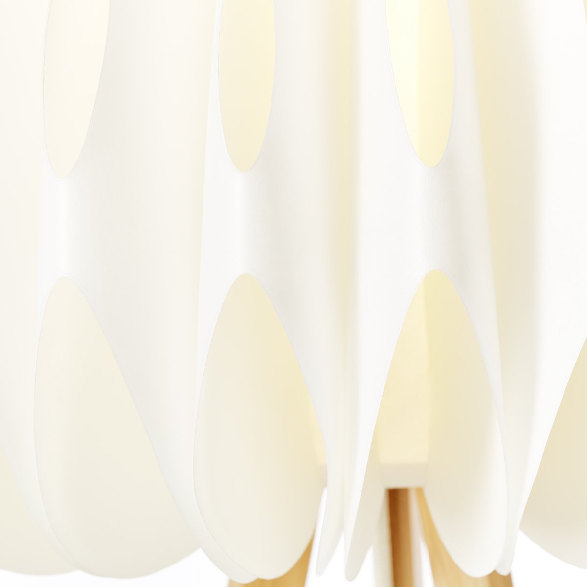 Inna Lyst tre gulvlampe Fra Brilliant - Inna gulvlampe er en moderne interiørdetalj med stilig design i bambus og hvit plast.