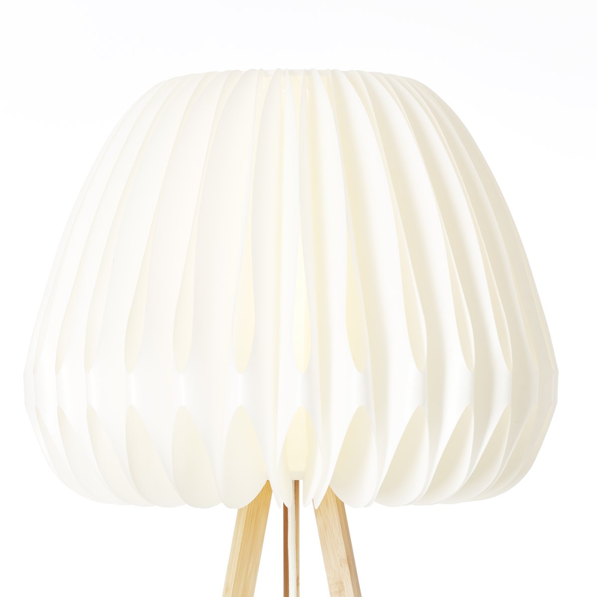 Inna Lyst tre gulvlampe Fra Brilliant - Inna gulvlampe er en moderne interiørdetalj med stilig design i bambus og hvit plast.