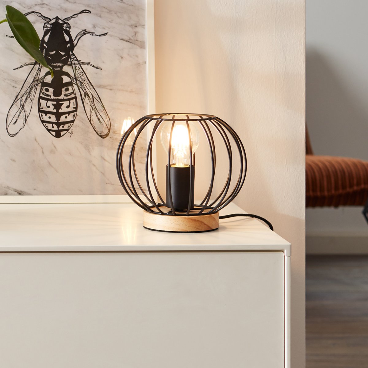 Sorana 20cm Svart bordlampe Fra Brilliant - Denne lampen kombinerer nostalgiske og moderne elementer for &aring; skape en moderne interi&oslash;rstil kalt "Neo Retro", en trend som kombinerer retro og moderne designelementer.