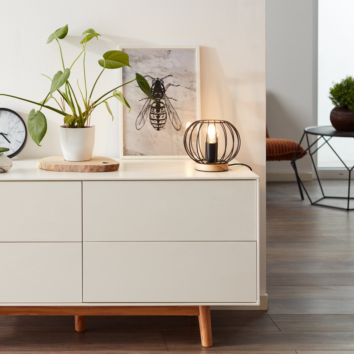 Sorana 20cm Svart bordlampe Fra Brilliant - Denne lampen kombinerer nostalgiske og moderne elementer for &aring; skape en moderne interi&oslash;rstil kalt "Neo Retro", en trend som kombinerer retro og moderne designelementer.