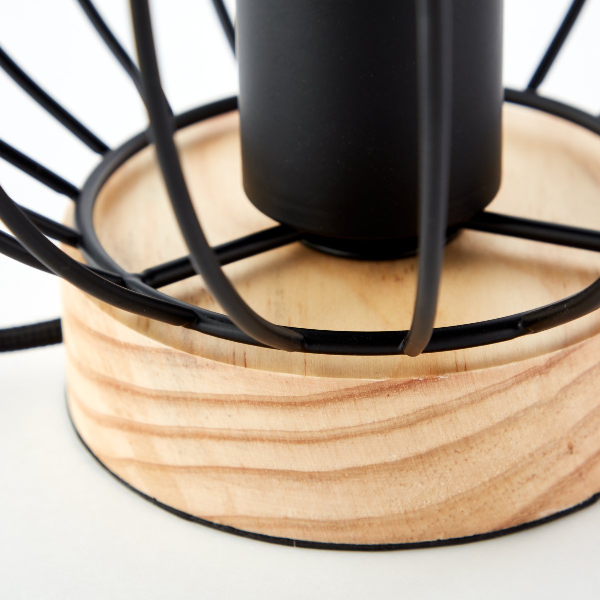 Sorana 20cm Svart bordlampe Fra Brilliant - Denne lampen kombinerer nostalgiske og moderne elementer for &aring; skape en moderne interi&oslash;rstil kalt "Neo Retro", en trend som kombinerer retro og moderne designelementer.