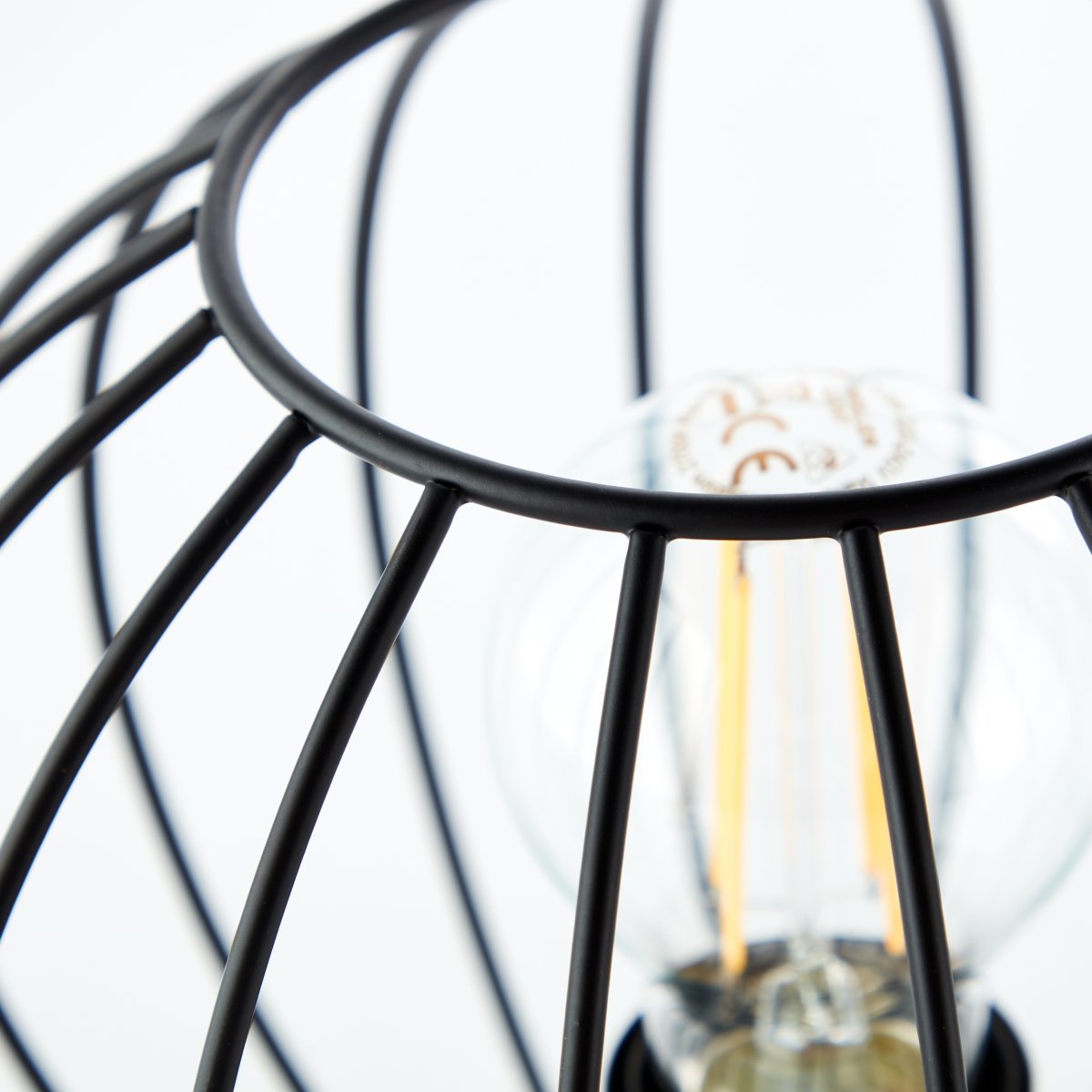 Sorana 20cm Svart bordlampe Fra Brilliant - Denne lampen kombinerer nostalgiske og moderne elementer for &aring; skape en moderne interi&oslash;rstil kalt "Neo Retro", en trend som kombinerer retro og moderne designelementer.