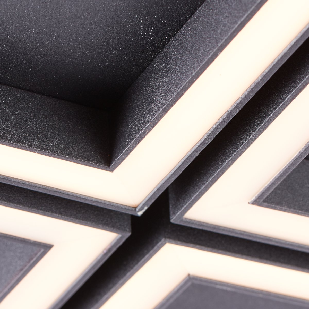 Quon 86cm Svart plafond Fra Brilliant - Denne energieffektive LED-taklampen skaper en behagelig atmosfære med sitt varmhvite lys og er utstyrt med en fjernkontroll som gjør det mulig å justere lysstyrken trinnløst.