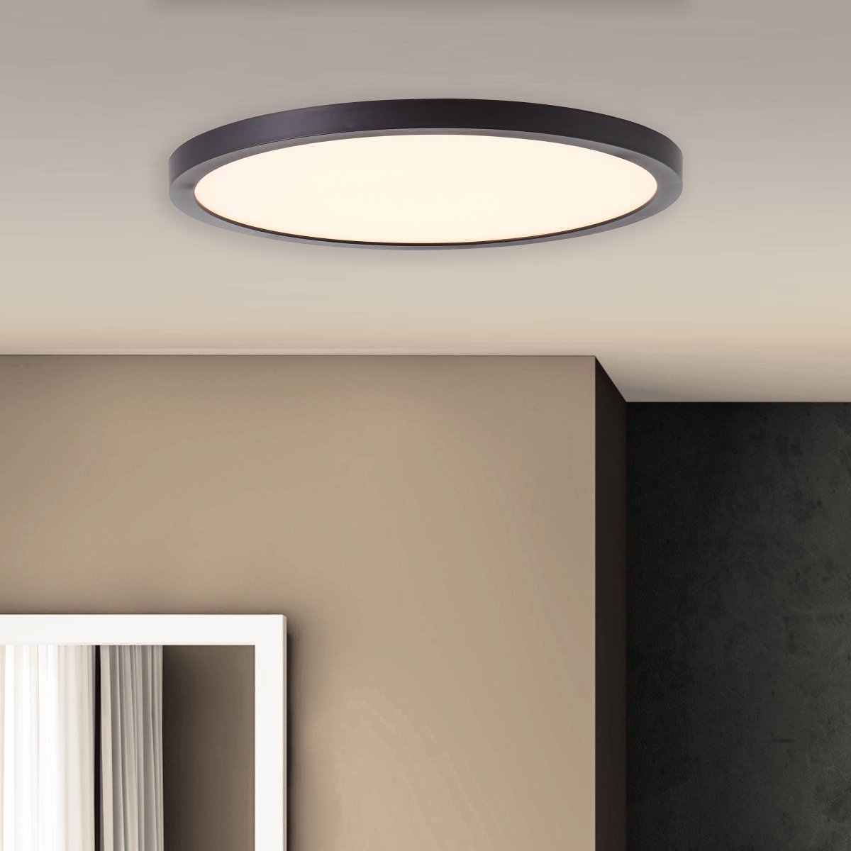 Tuco Ø25 Svart plafond Fra Brilliant - Med sin minimalistiske og effektive design passer den både i arbeidsrom og oppholdsrom.