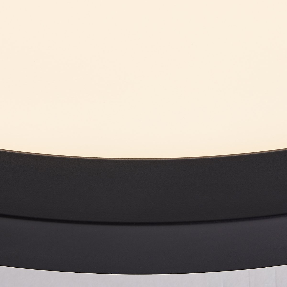 Tuco Ø25 Svart plafond Fra Brilliant - Med sin minimalistiske og effektive design passer den både i arbeidsrom og oppholdsrom.