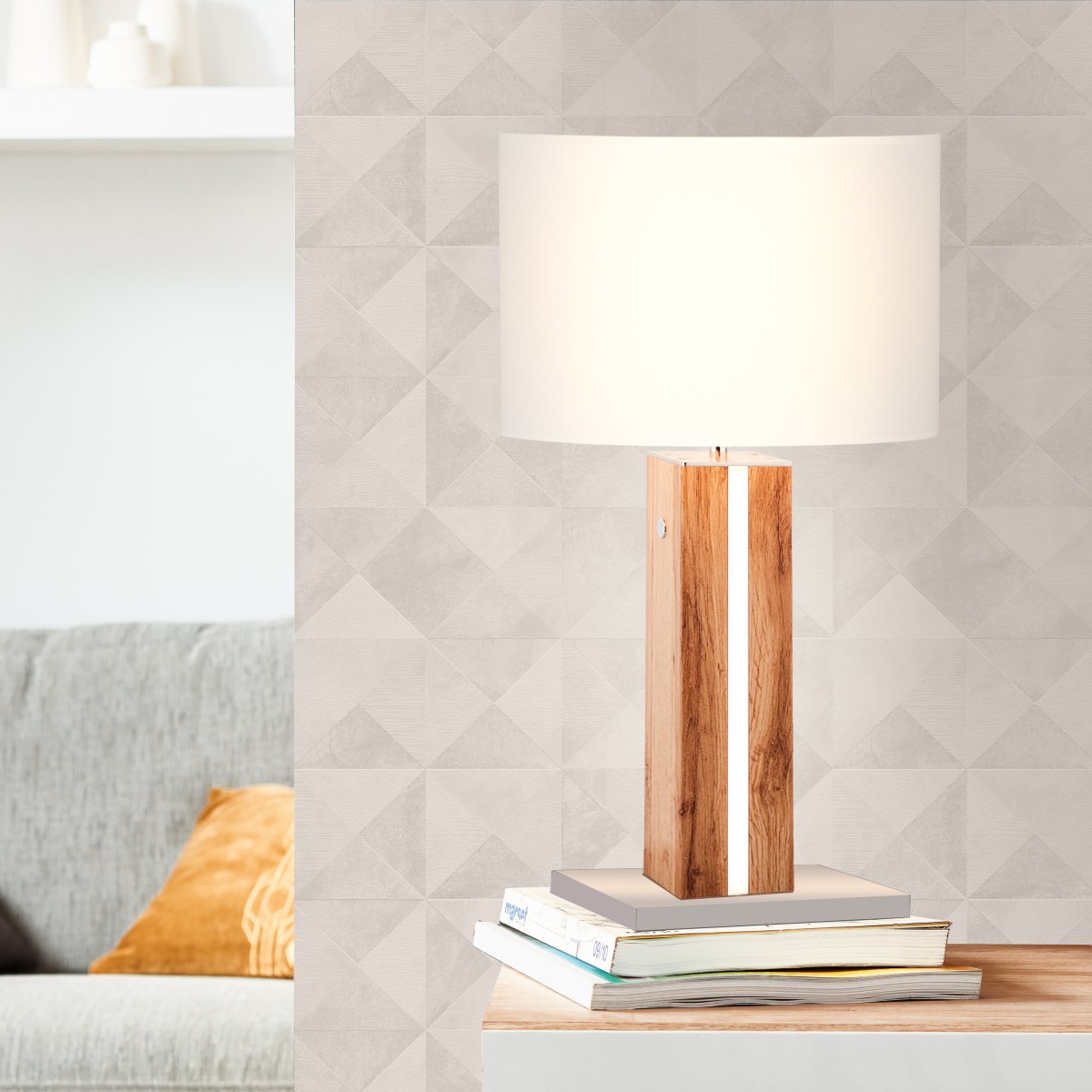 Magnus 55cm Lyst tre bordlampe Fra Brilliant - Lampeskjermen er kompatibel med E27 lyskilder, som ikke er inkludert i leveransen.