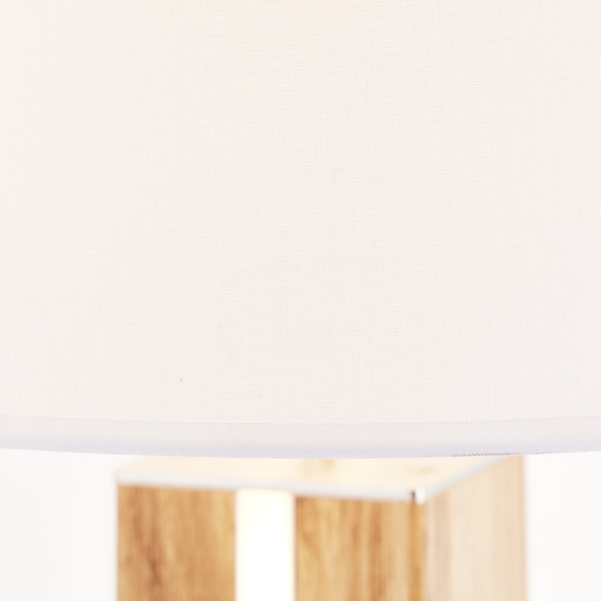 Magnus 55cm Lyst tre bordlampe Fra Brilliant - Lampeskjermen er kompatibel med E27 lyskilder, som ikke er inkludert i leveransen.