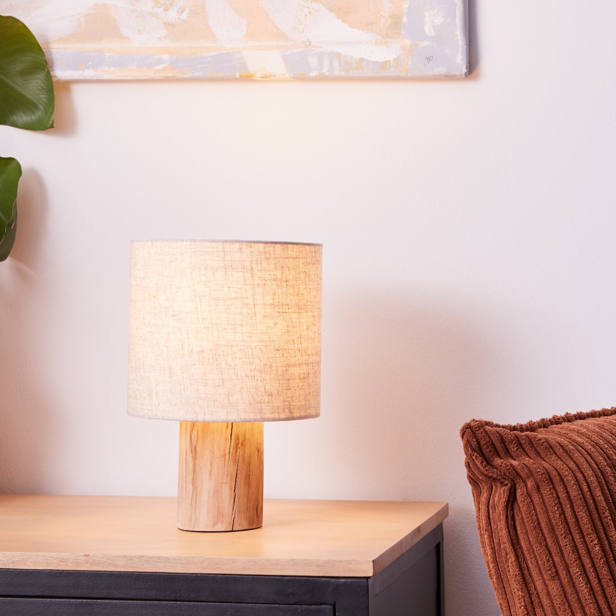Pia 30cm Natur bordlampe Fra Brilliant - Den har en naturlig design med fot i FSC-sertifisert tre, som betyr at treverket kommer fra bærekraftig skogbruk.